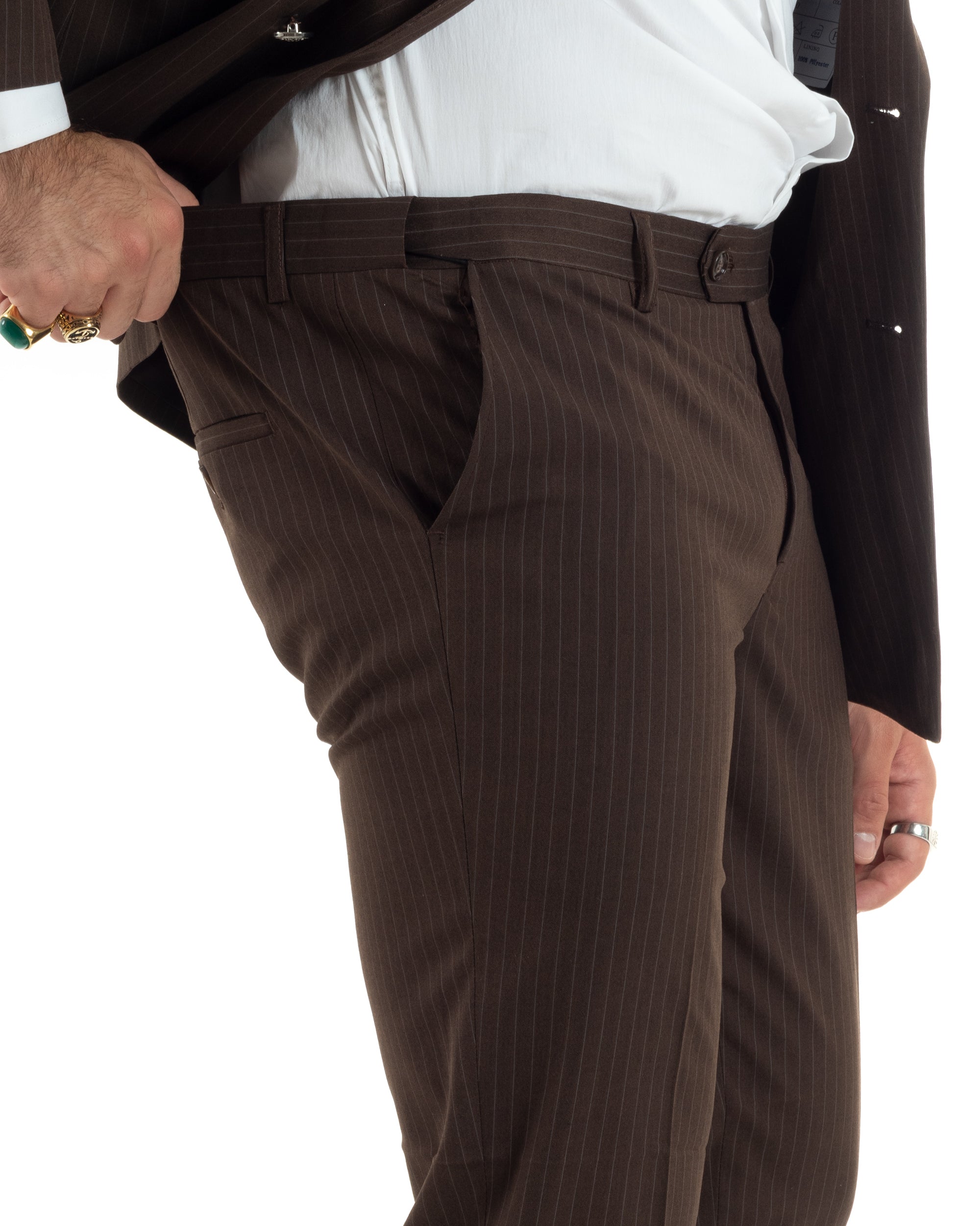 Vista laterale pantalone uomo marrone gessato