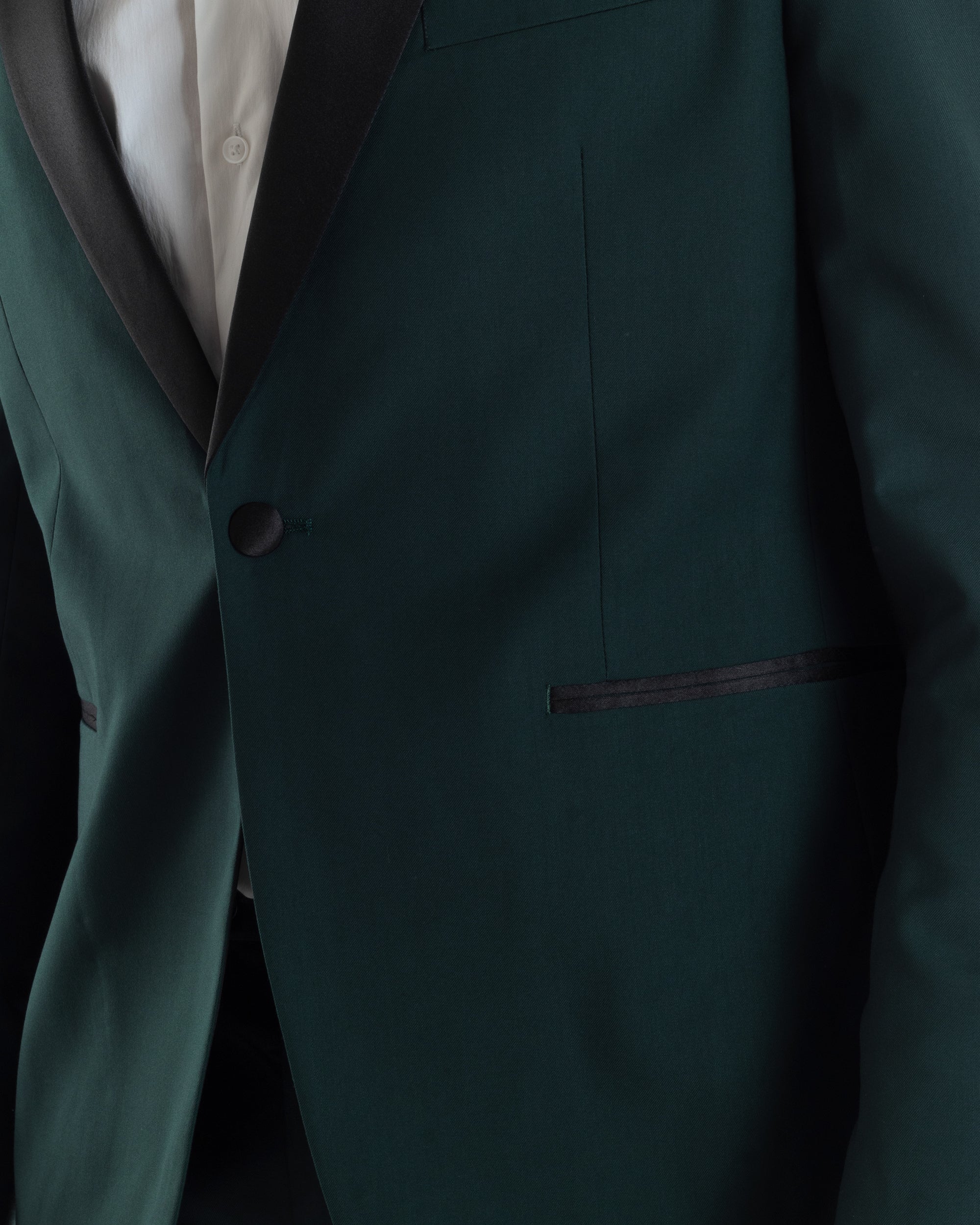 Abito Uomo Monopetto Vestito Completo Giacca Rever Sciallato In Raso Pantaloni Abbottonatura Allungata Smoking Elegante Verde GIOSAL-AE1153A