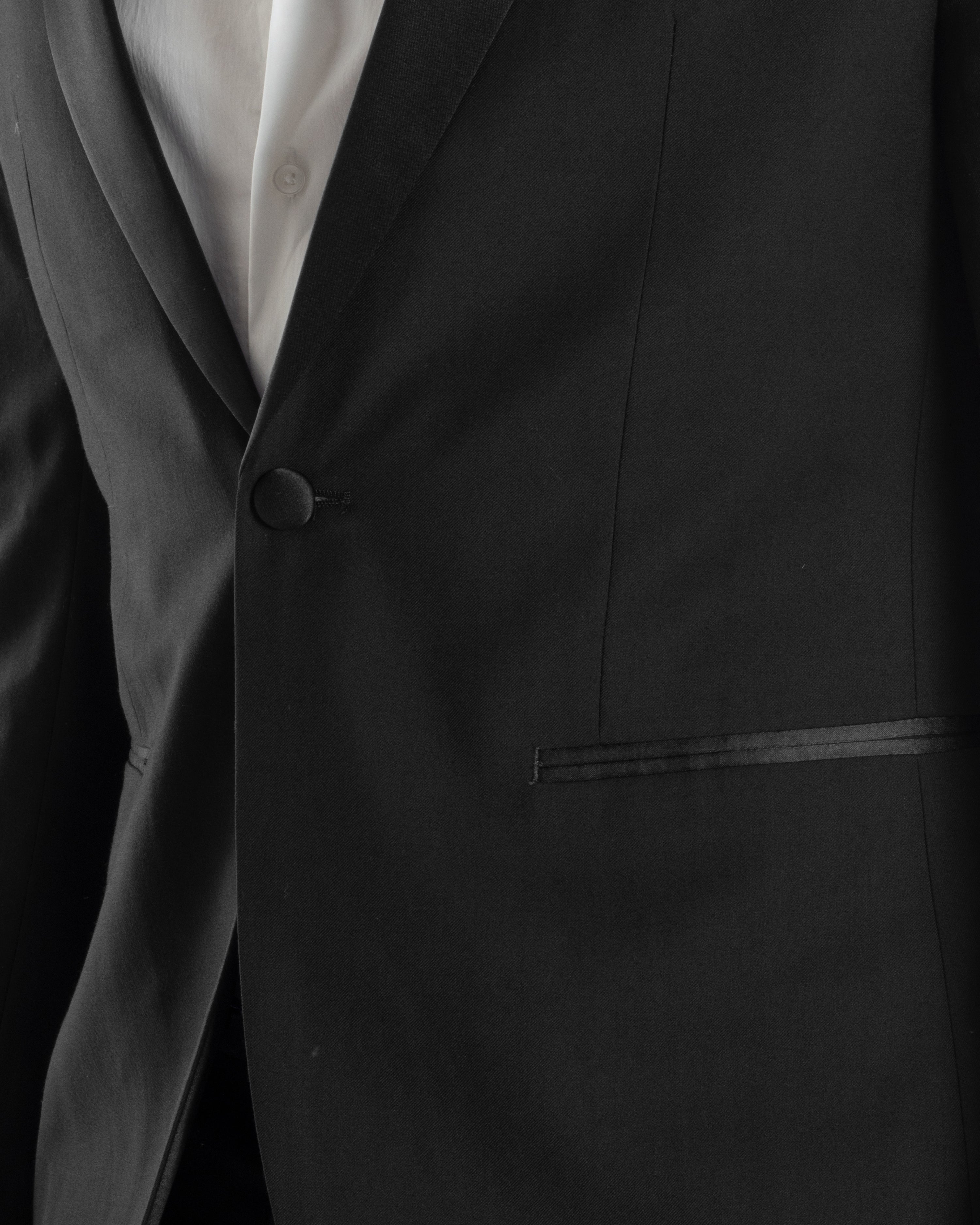 Abito Uomo Monopetto Vestito Completo Giacca Rever Sciallato In Raso Pantaloni Abbottonatura Allungata Smoking Elegante Nero GIOSAL-AE1154A