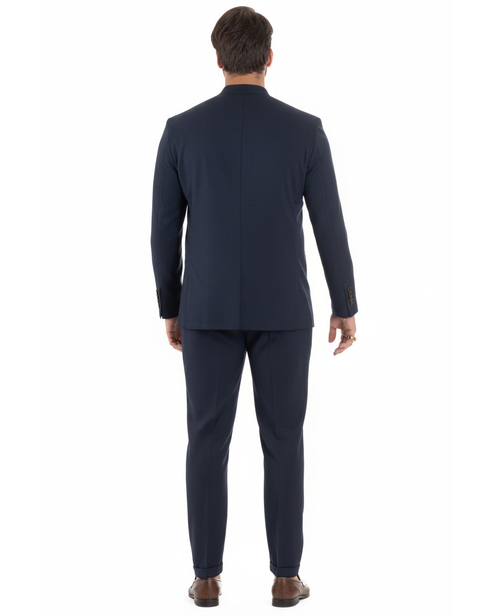 Vista completa posteriore abito uomo blu monopetto giacca coreana casual elegante