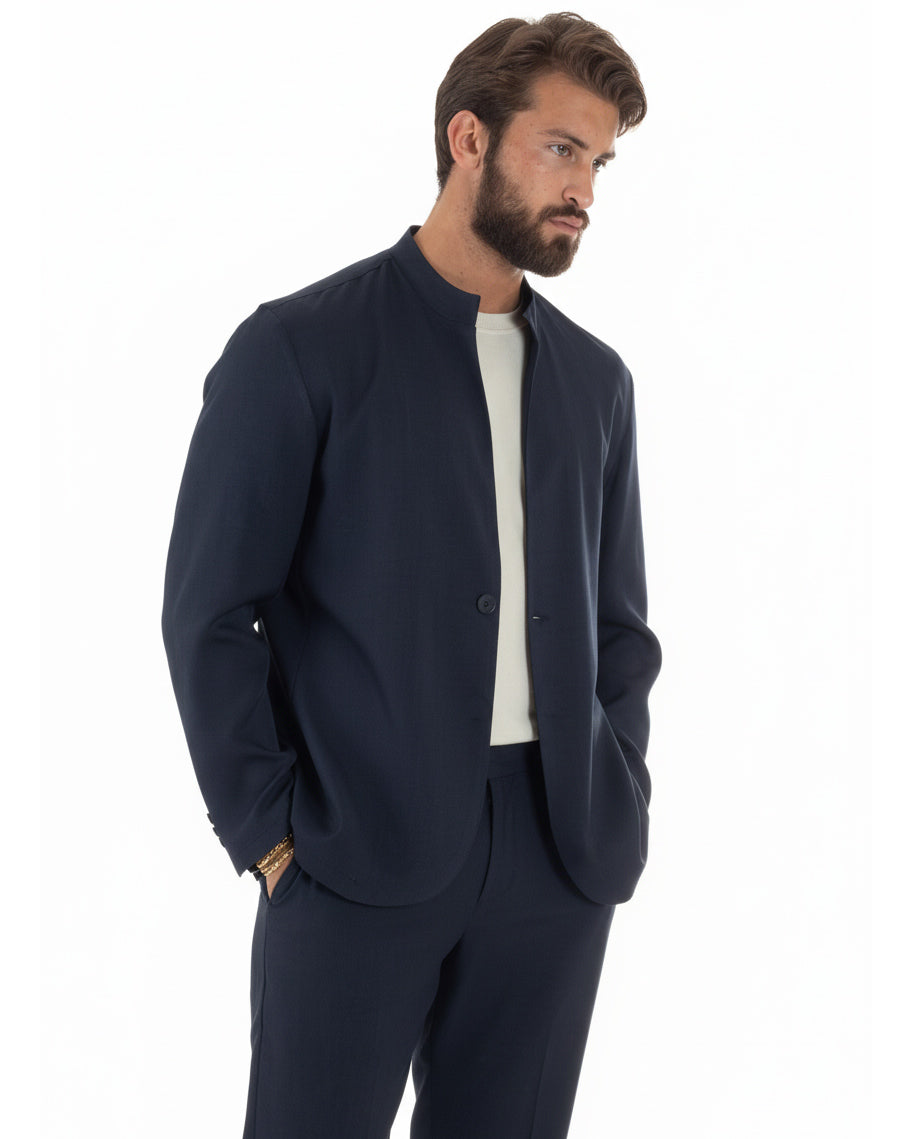 Dettaglio giacca monopetto blu collo coreano con un bottone