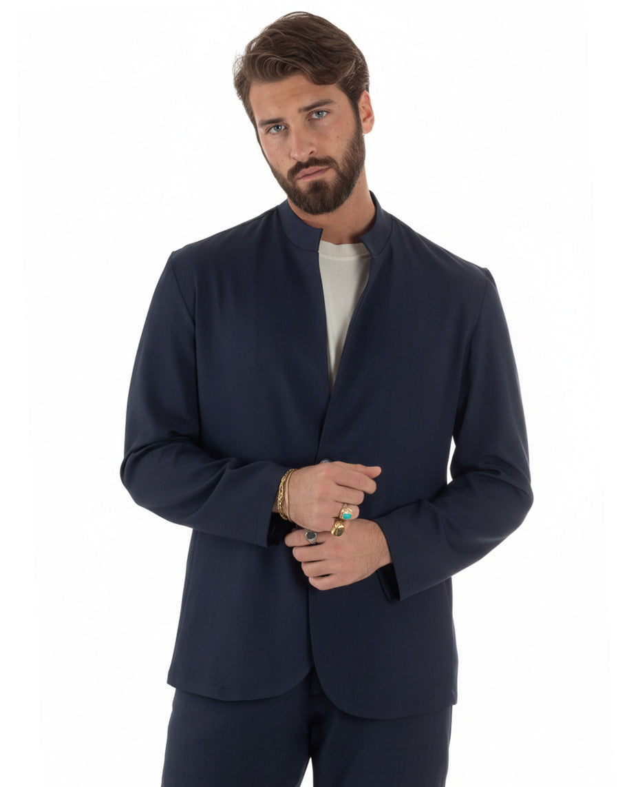 Dettaglio tasche a filetto giacca blu collo coreano monopetto