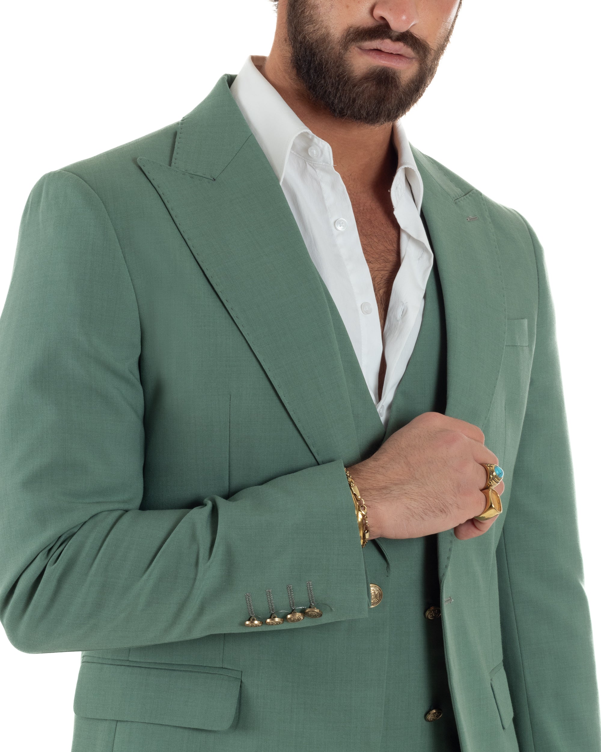 Dettaglio giacca monopetto verde salvia con revers classici e bottoni oro