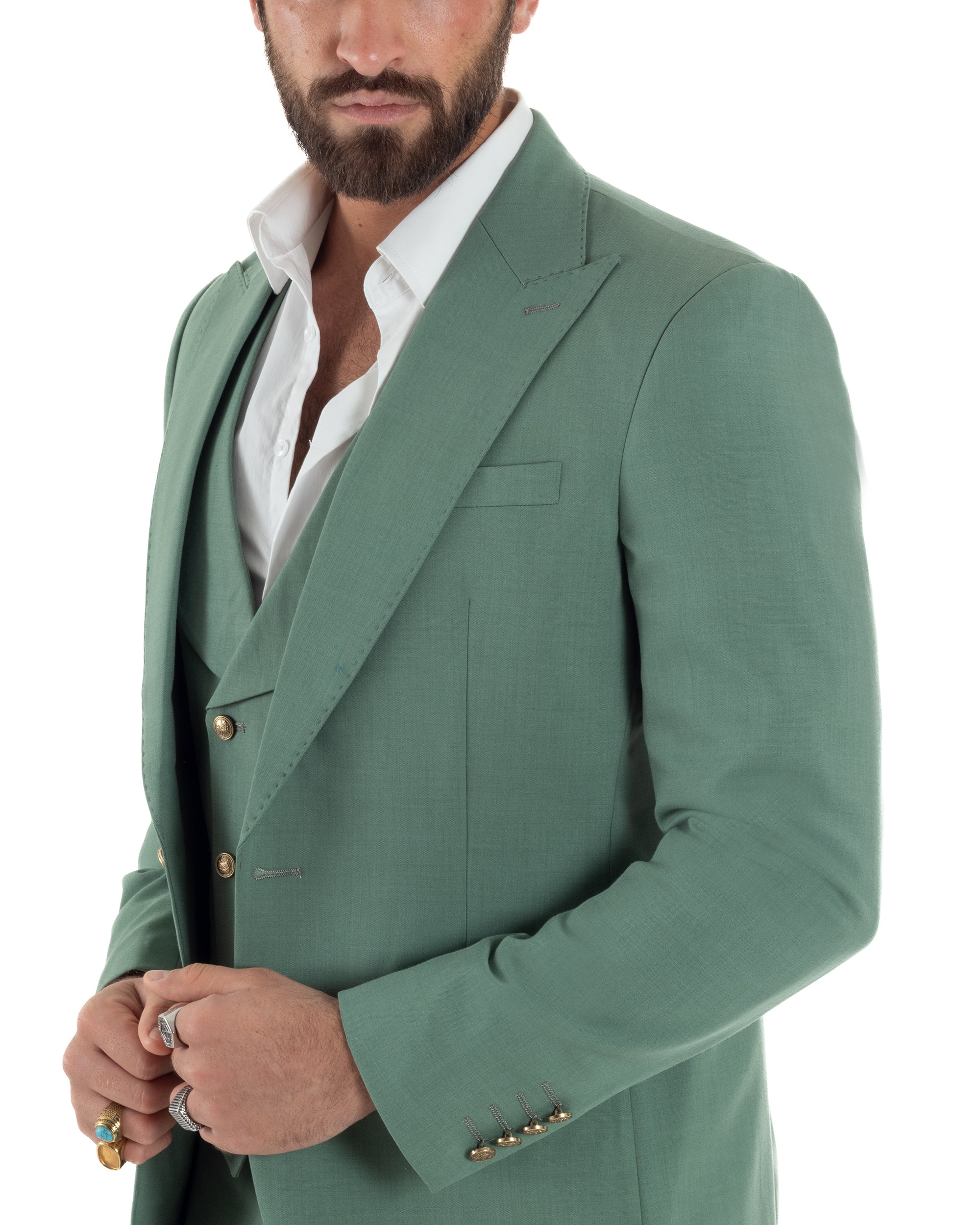 Dettaglio finiture sartoriali su revers e tasche giacca verde salvia bottoni oro