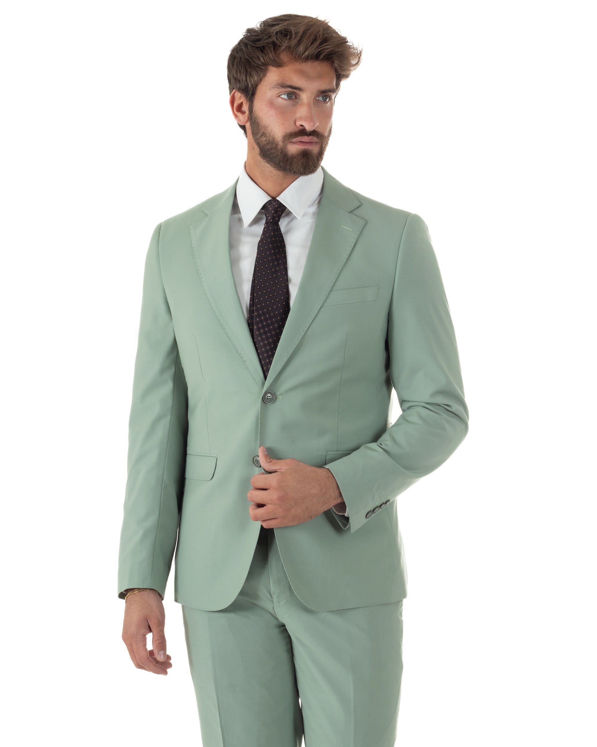 Dettaglio giacca monopetto verde salvia con revers classici due bottoni