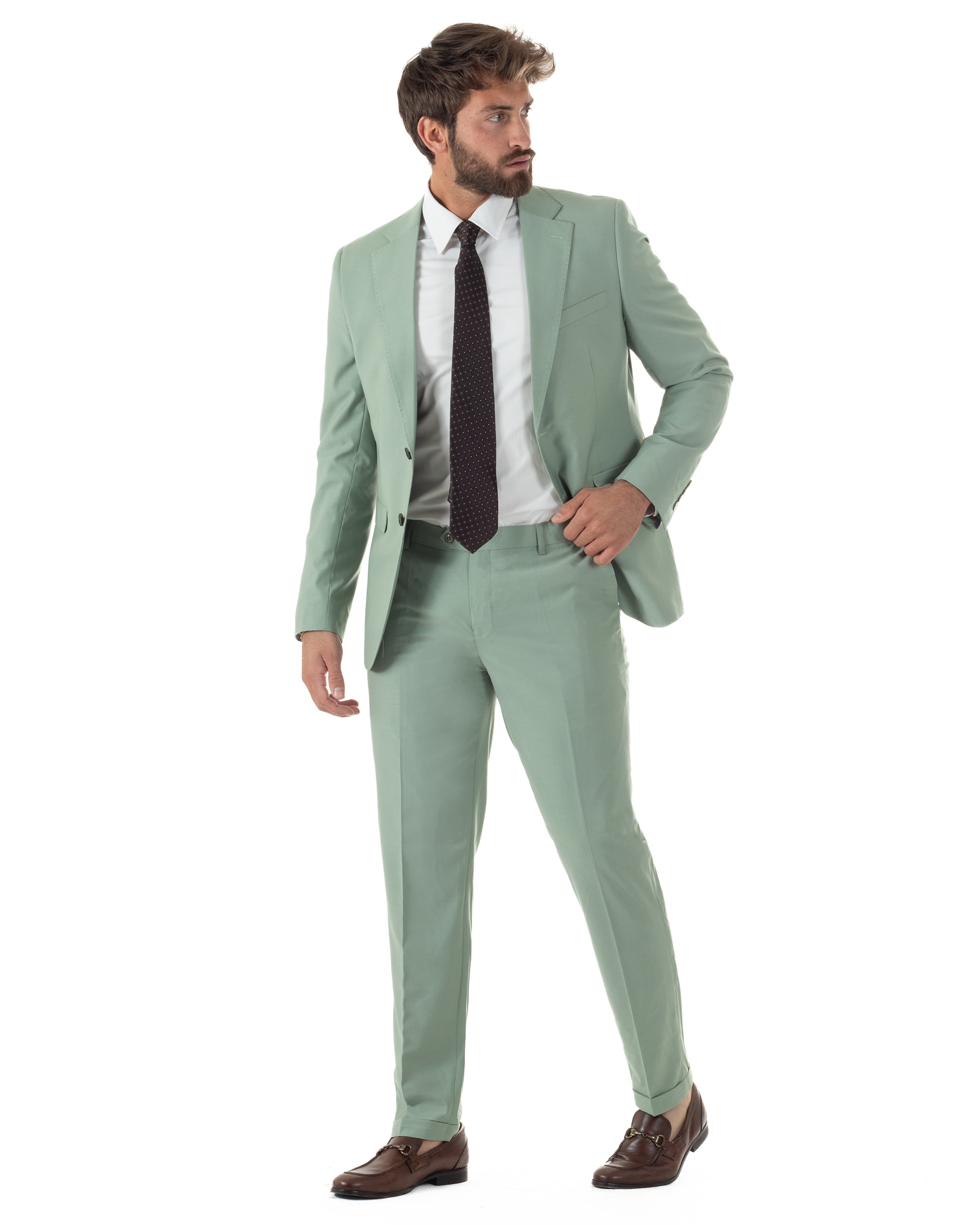 Vista laterale abito uomo verde salvia monopetto viscosa slim fit