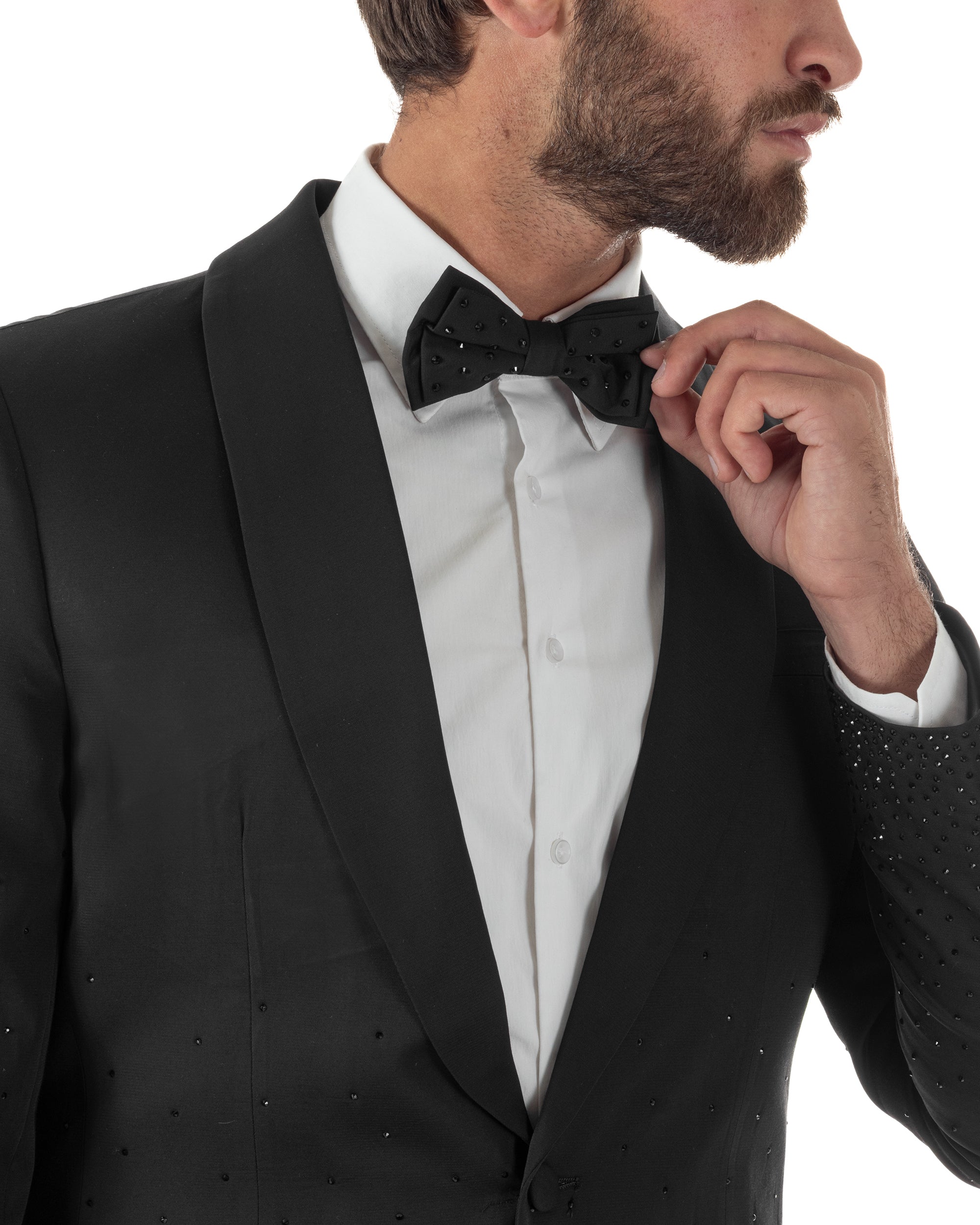 Dettaglio rever sciallato smoking nero con micro strass distribuiti giacca