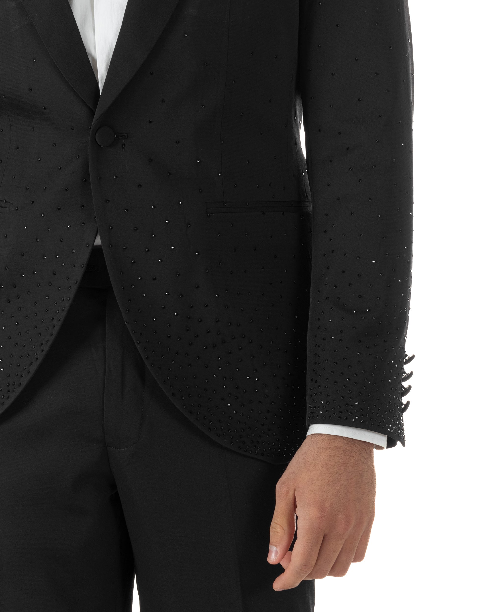 Dettaglio micro strass sulle maniche smoking nero brillantinato slim fit