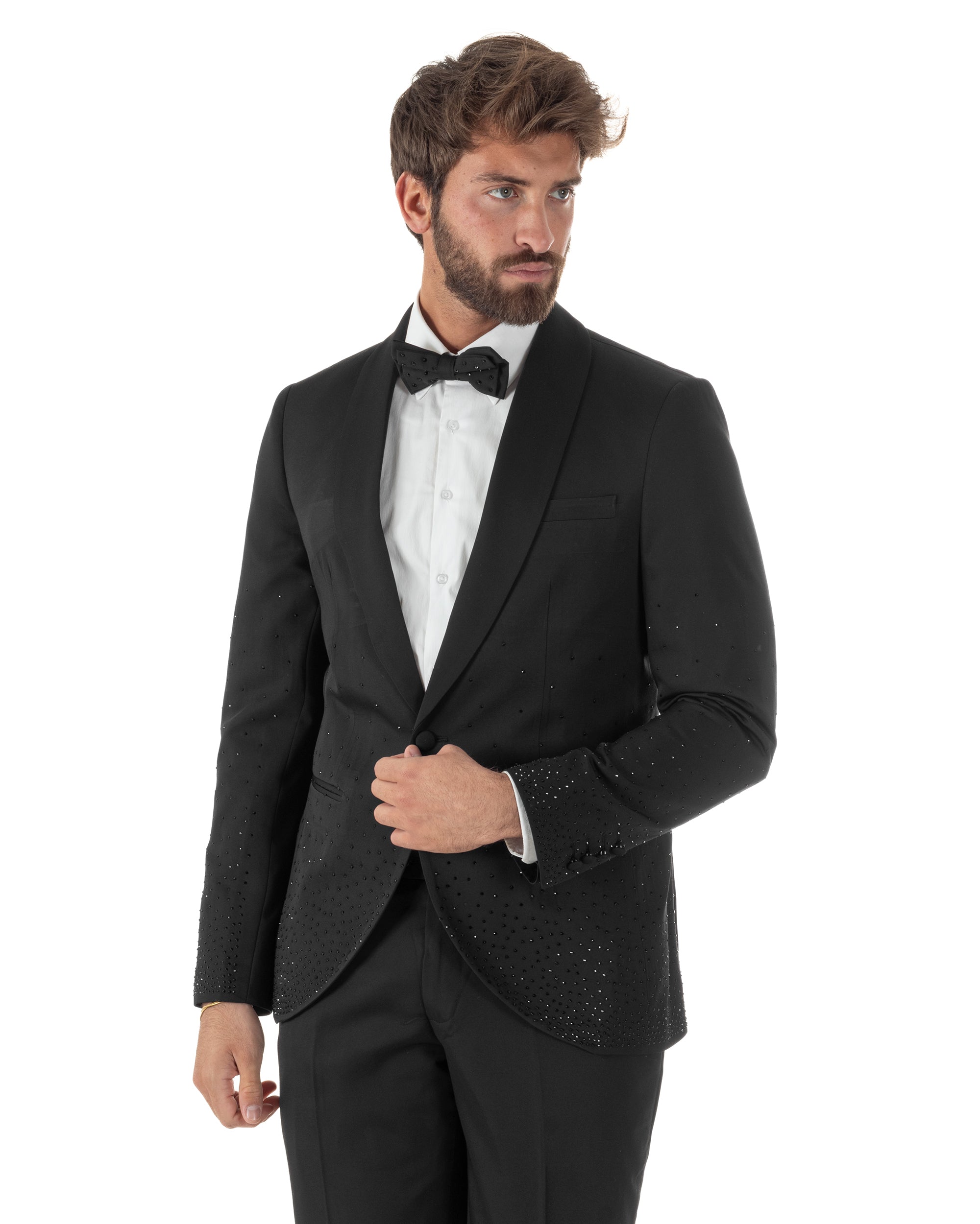 Dettaglio micro strass luminosi sulla giacca smoking nero brillantinato uomo