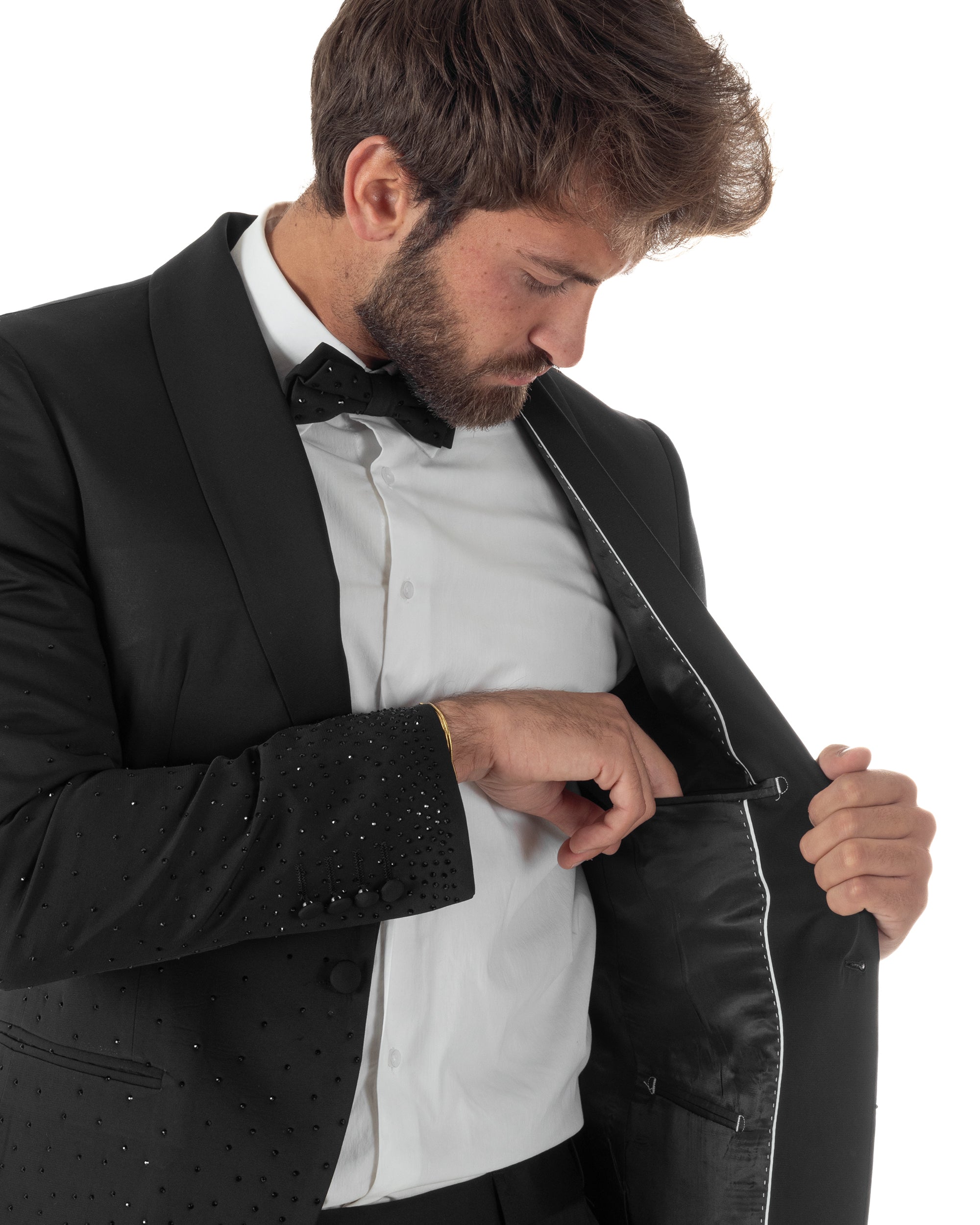 Dettaglio texture tessuto nero brillantinato micro strass smoking uomo