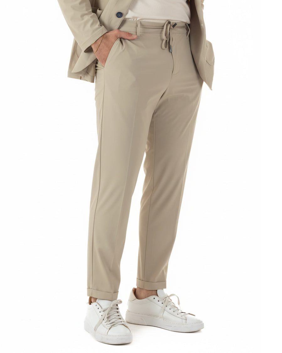 Dettaglio chiusura pantaloni gancetto bottone zip beige no stiro uomo