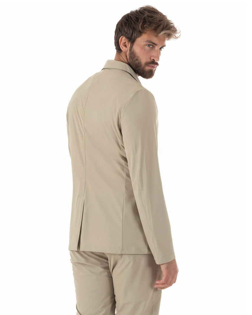 Vista posteriore completa abito beige monopetto tasconi regular fit uomo