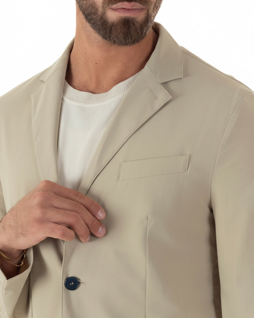 Dettaglio chiusura 2 bottoni giacca beige no stiro impermeabile uomo