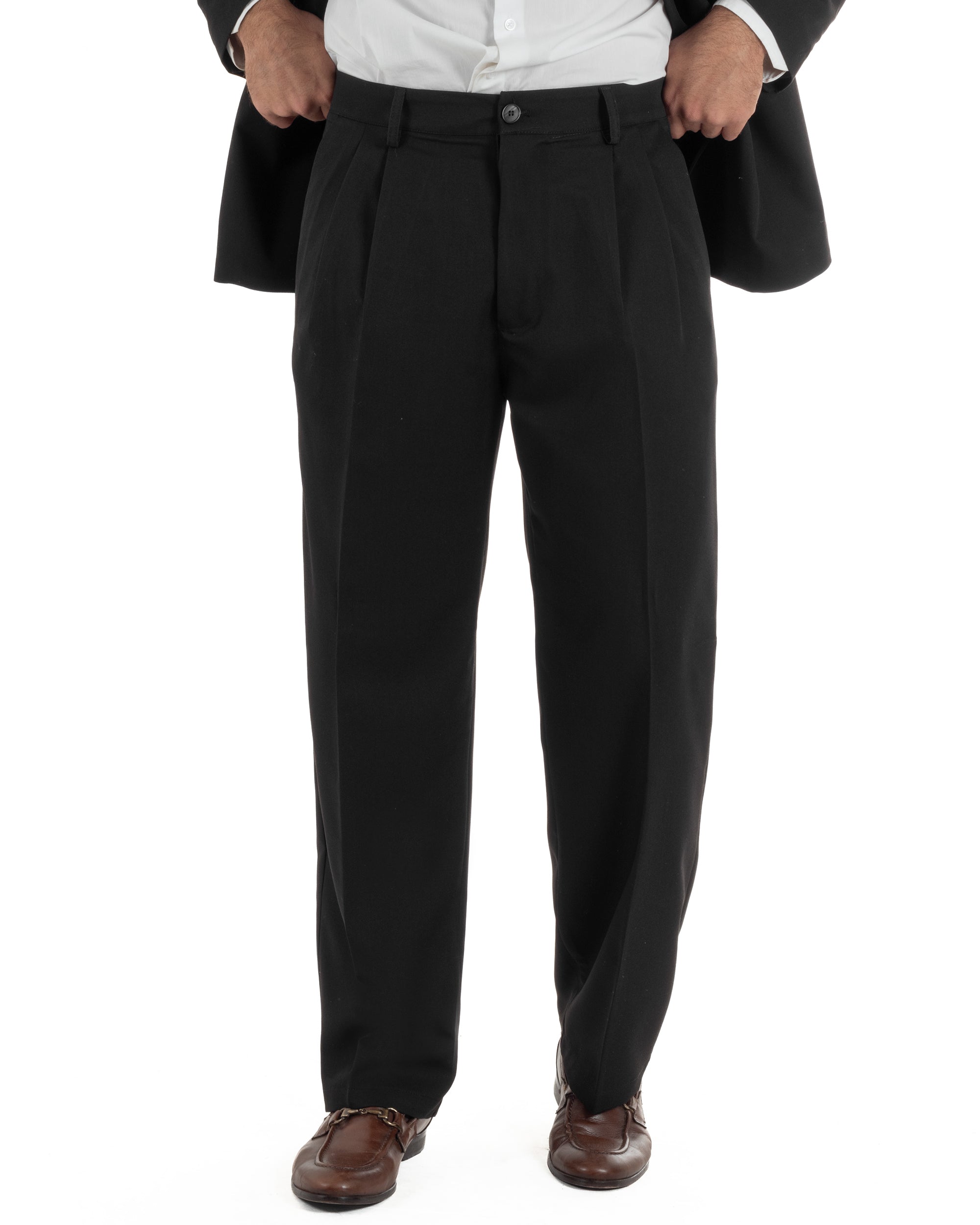 Dettaglio pantaloni baggy nero uomo doppia pinces frontale tasche filetto retro senza risvolto
