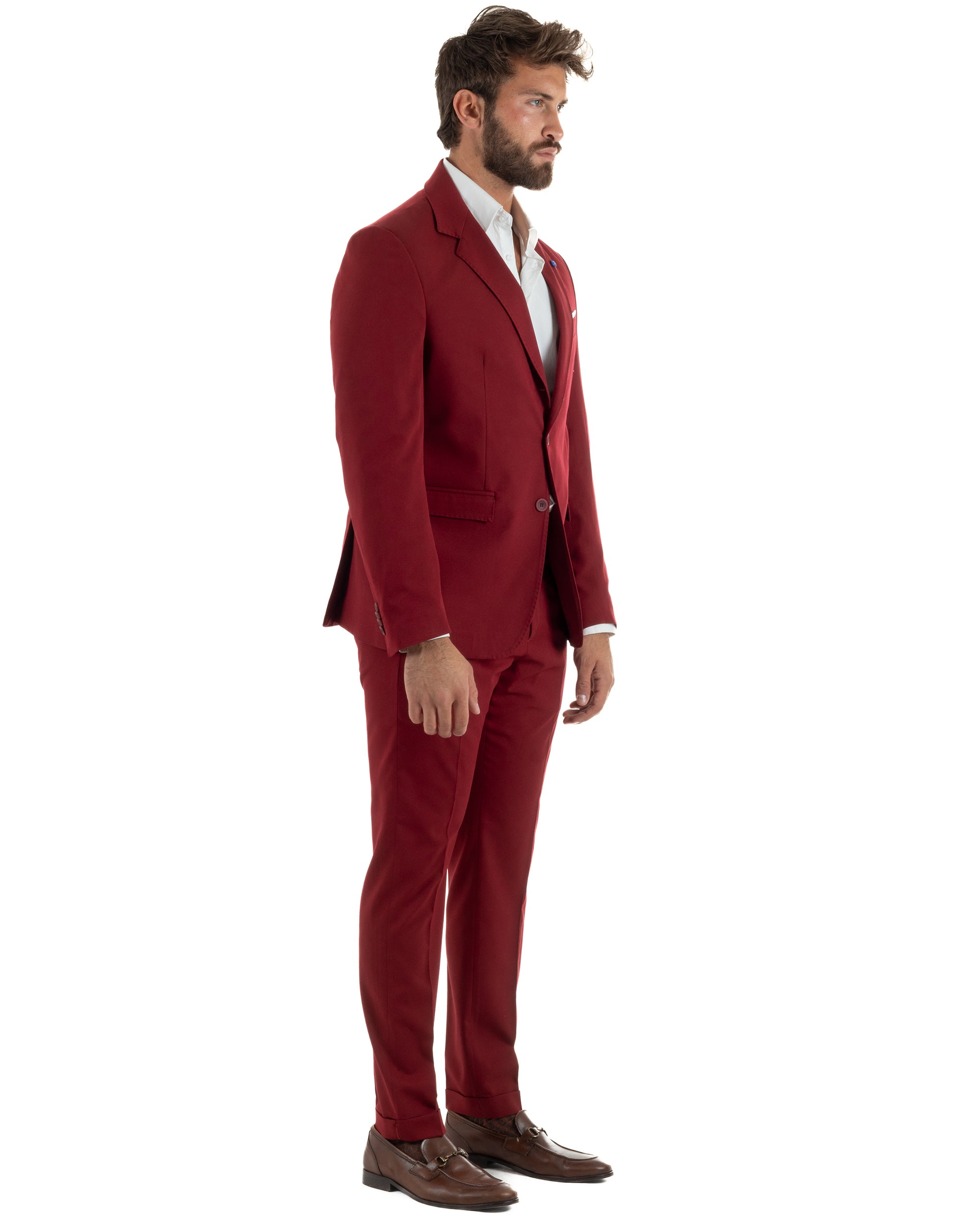 Vista laterale abito uomo bordeaux monopetto giacca slim fit pantaloni affusolati spalla strutturata