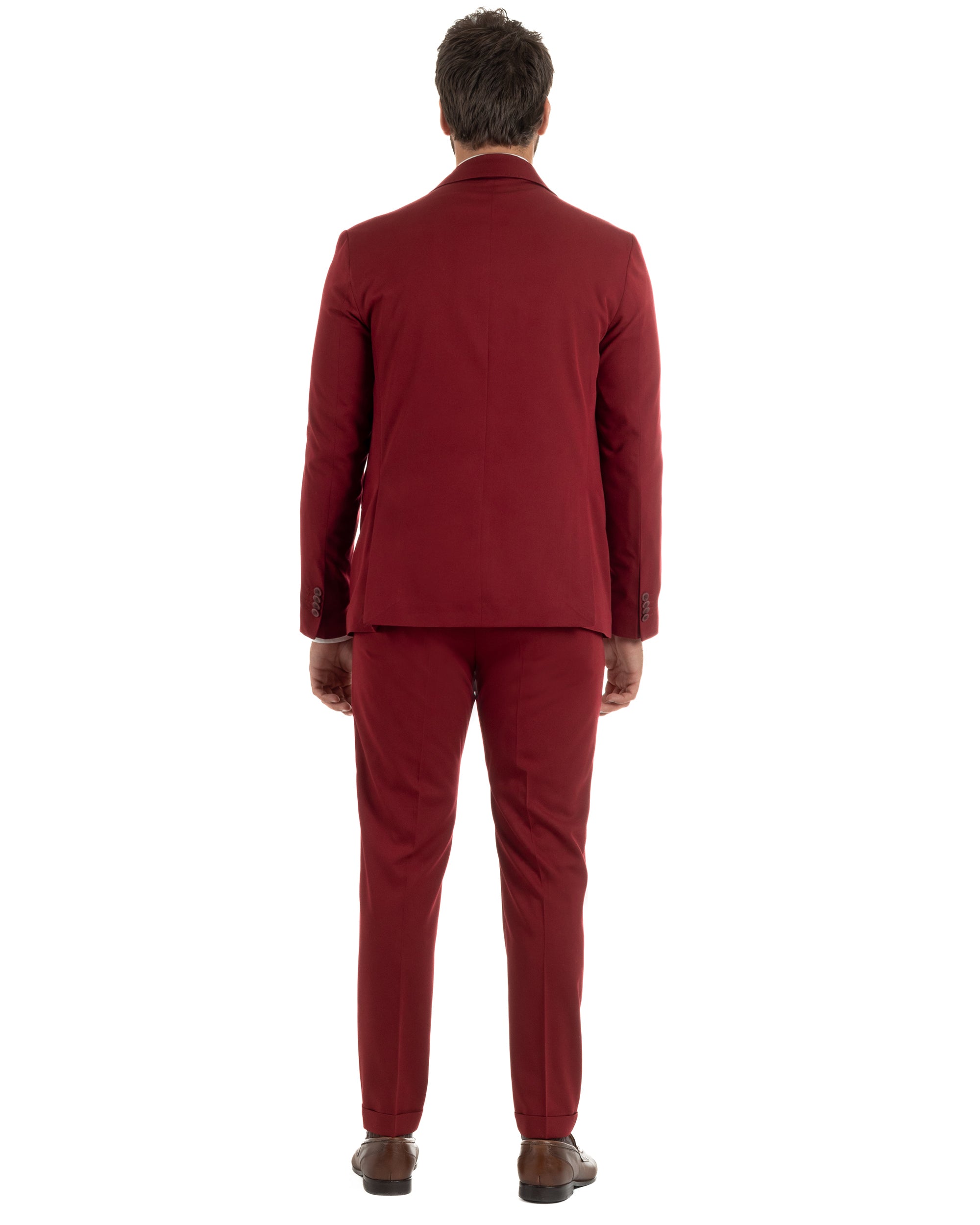 Vista posteriore abito uomo bordeaux monopetto slim fit giacca pantaloni risvolto cucito elegante