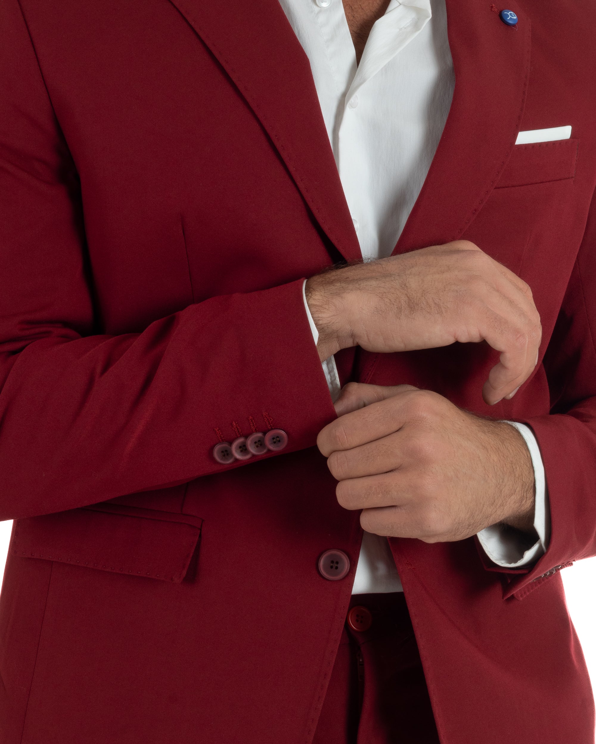 Vista frontale completo bordeaux uomo monopetto giacca strutturata pantaloni slim affusolati