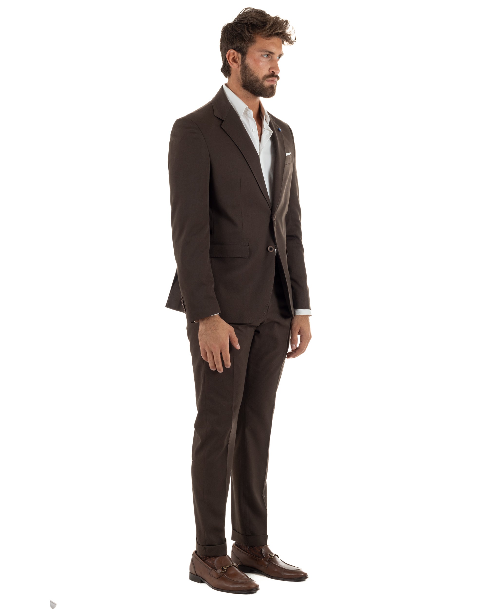 Vista laterale abito uomo marrone monopetto giacca slim fit pantaloni affusolati spalla strutturata