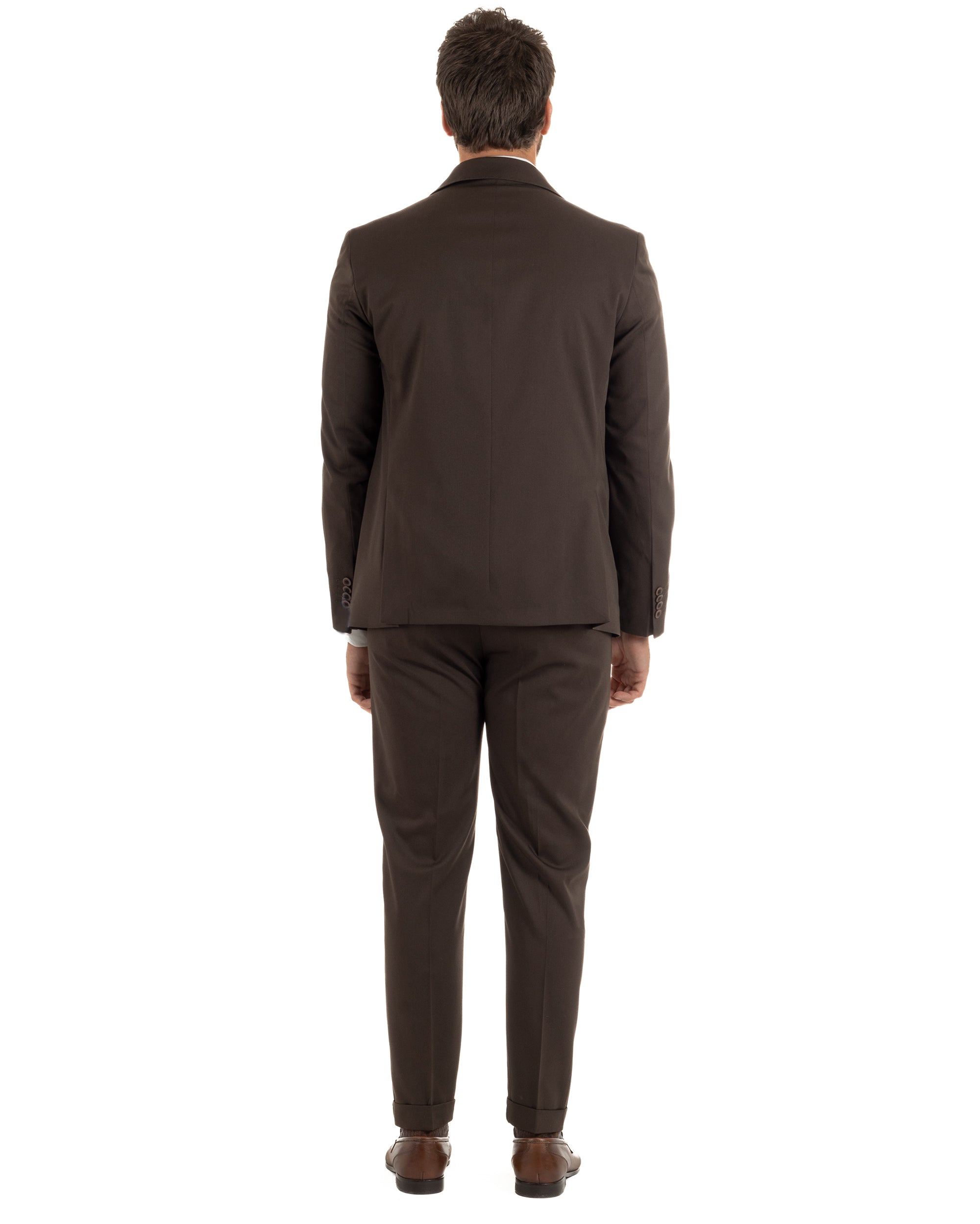 Vista posteriore abito uomo marrone monopetto slim fit giacca pantaloni risvolto cucito elegante
