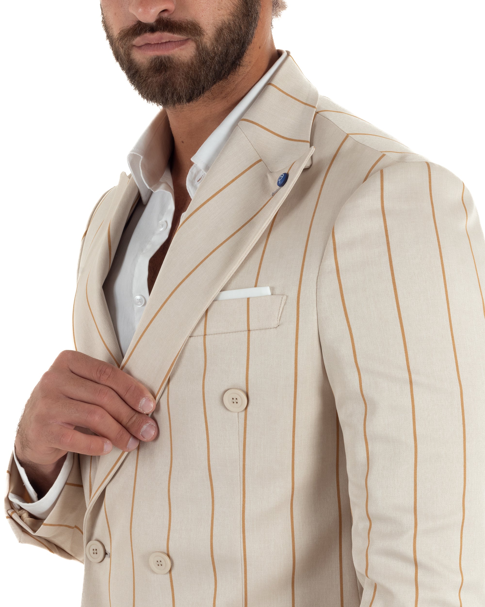Dettaglio giacca doppiopetto gessata beige uomo rever lancia taschino petto tasche patta business