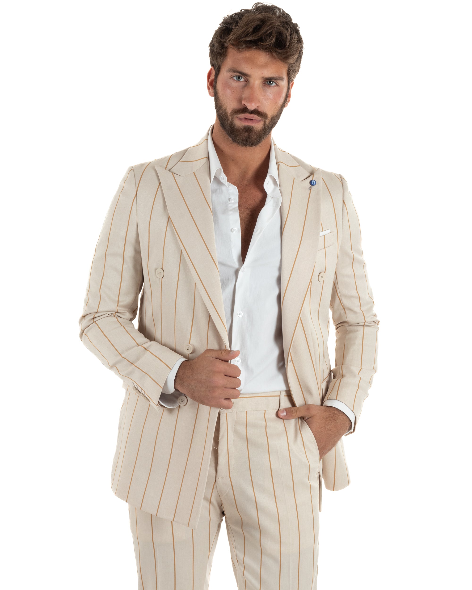 Vista 3/4 abito uomo beige gessato doppiopetto giacca pantaloni riga larga evento formale