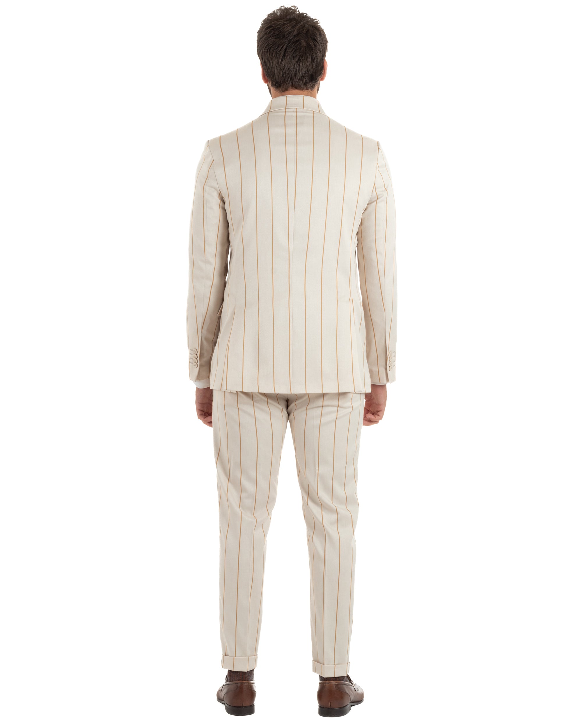 Vista posteriore abito uomo beige doppiopetto gessato giacca pantaloni risvolto cucito sartoriale