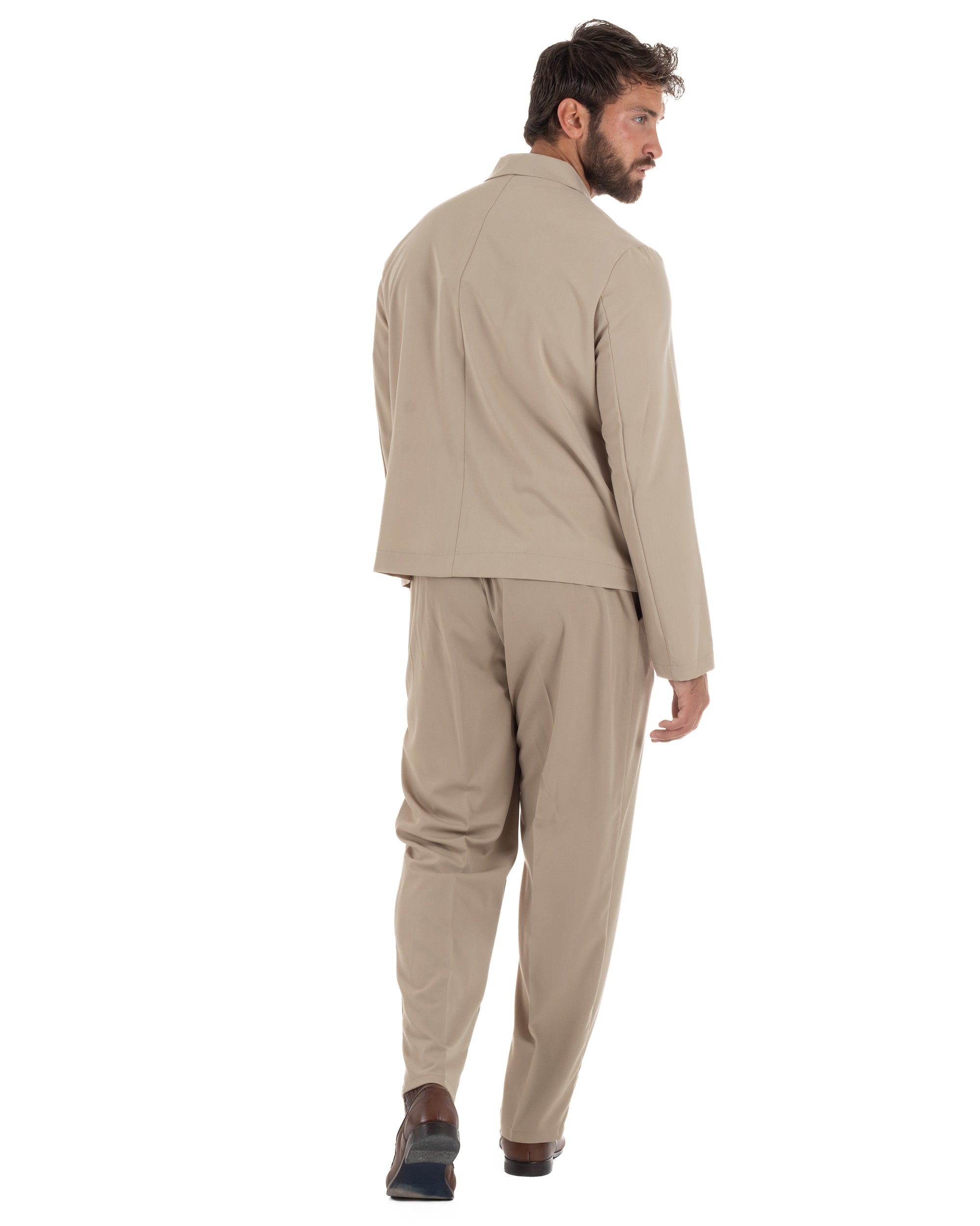 Vista posteriore abito uomo beige doppiopetto relaxed fit pantaloni elastico retro pinces fluidi