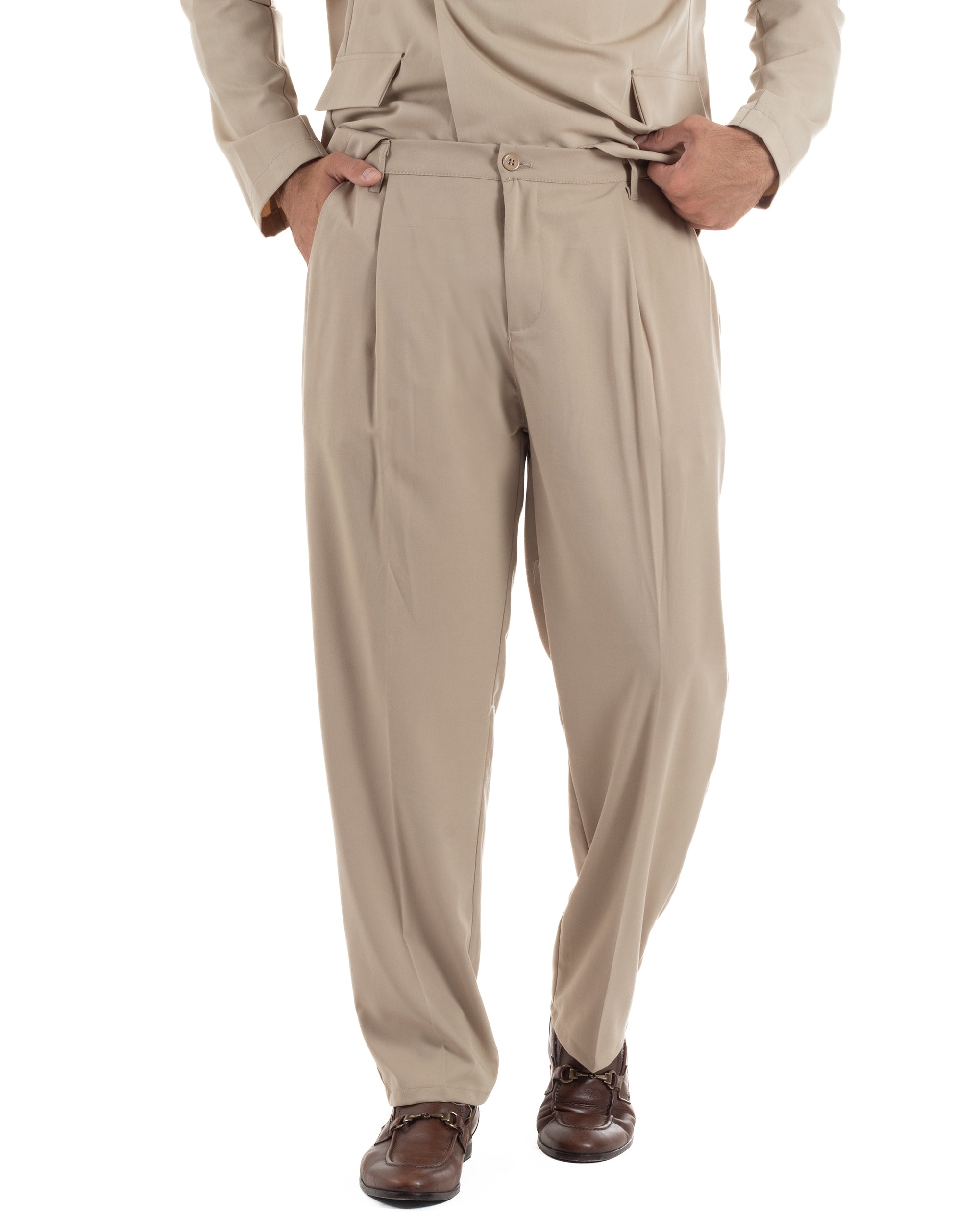 Dettaglio pantaloni beige uomo pinces frontali elastico retro vita tasca filetto fondo pulito