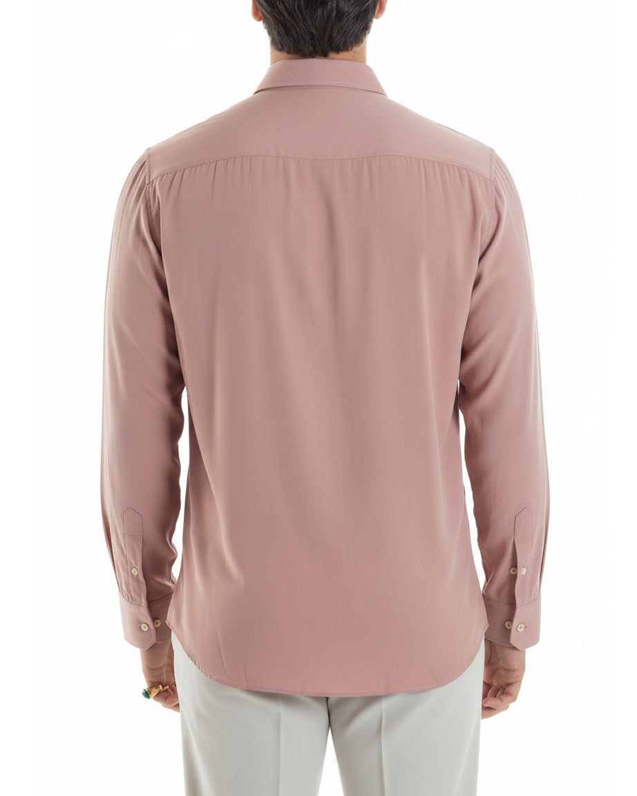 Vista posteriore camicia rosa viscosa relaxed fit elegante uomo