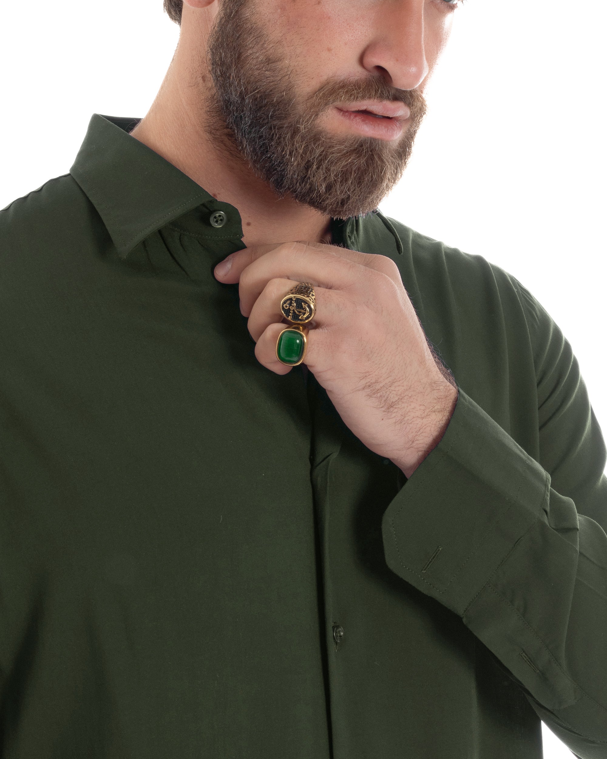 Dettaglio colletto francese e bottoni camicia verde viscosa uomo