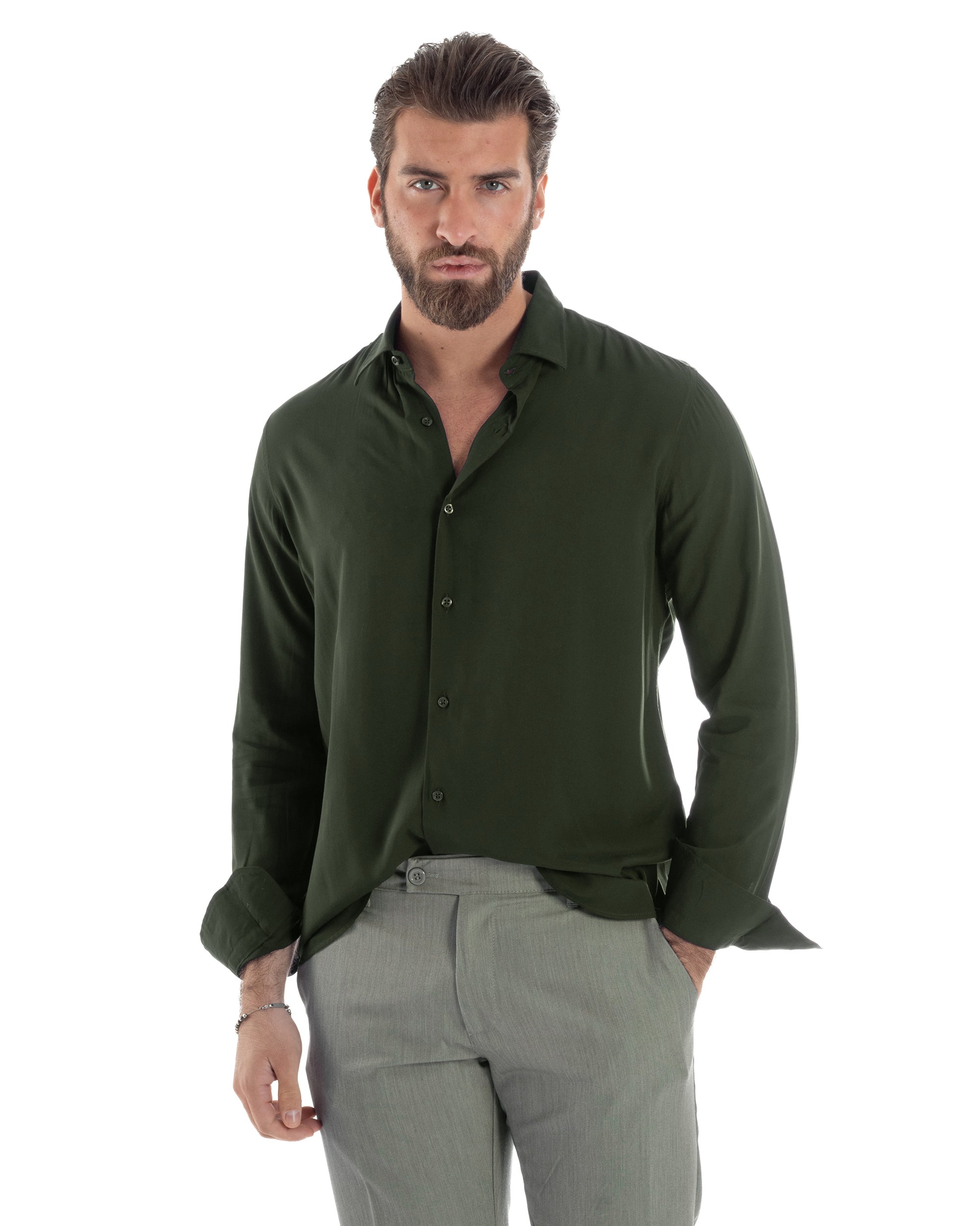 Vista frontale camicia verde viscosa relaxed fit maniche lunghe uomo