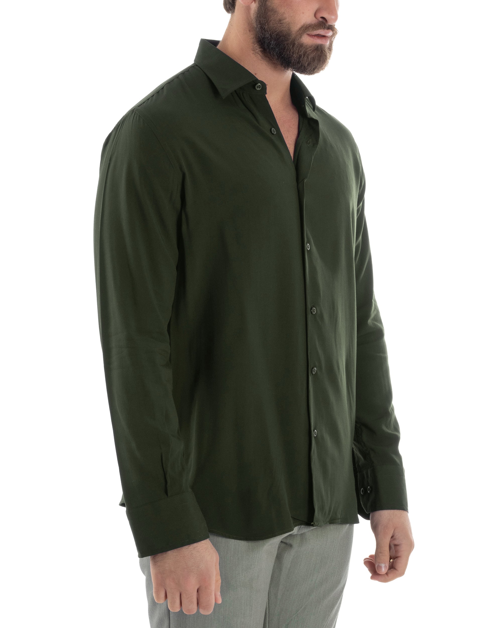 Dettaglio laterale più polsini, camicia uomo verde viscosa