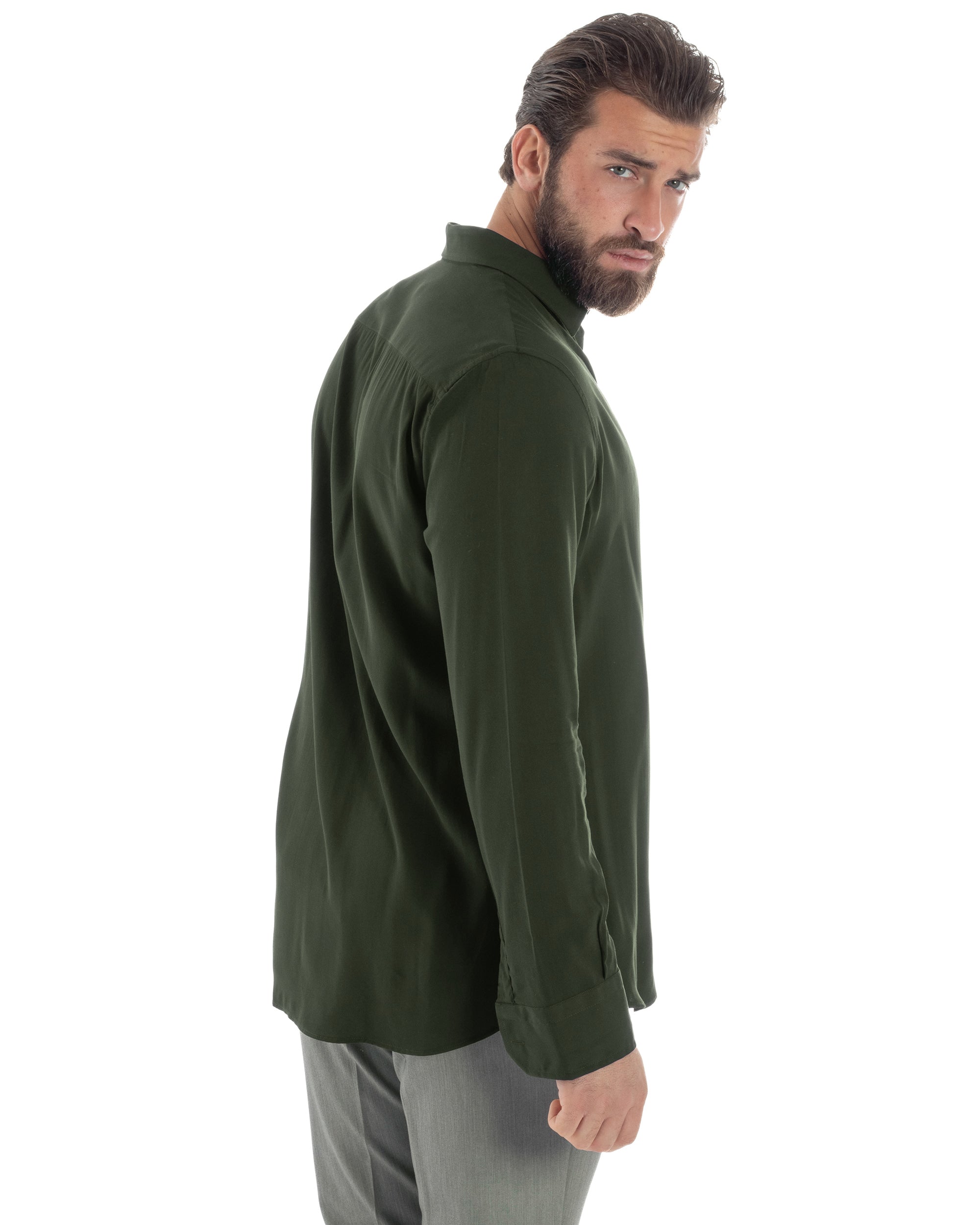 Vista laterale camicia uomo verde viscosa morbida relaxed fit casual