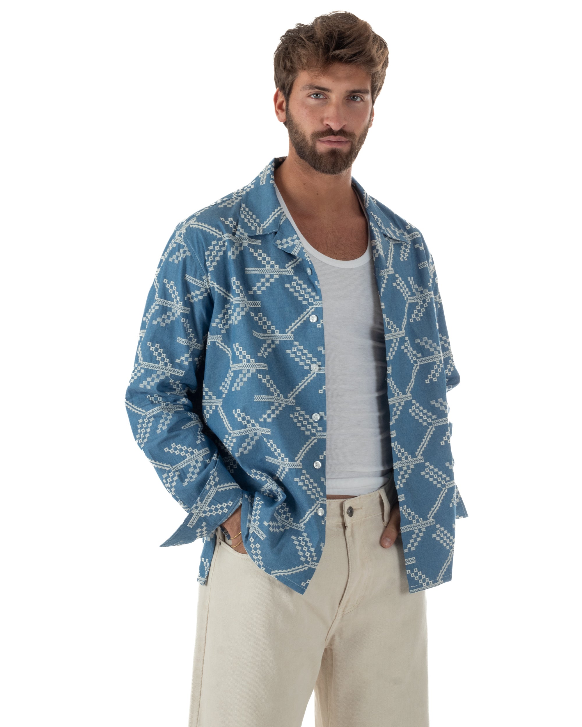 Vista laterale camicia uomo denim ricamata allover manica lunga over fit