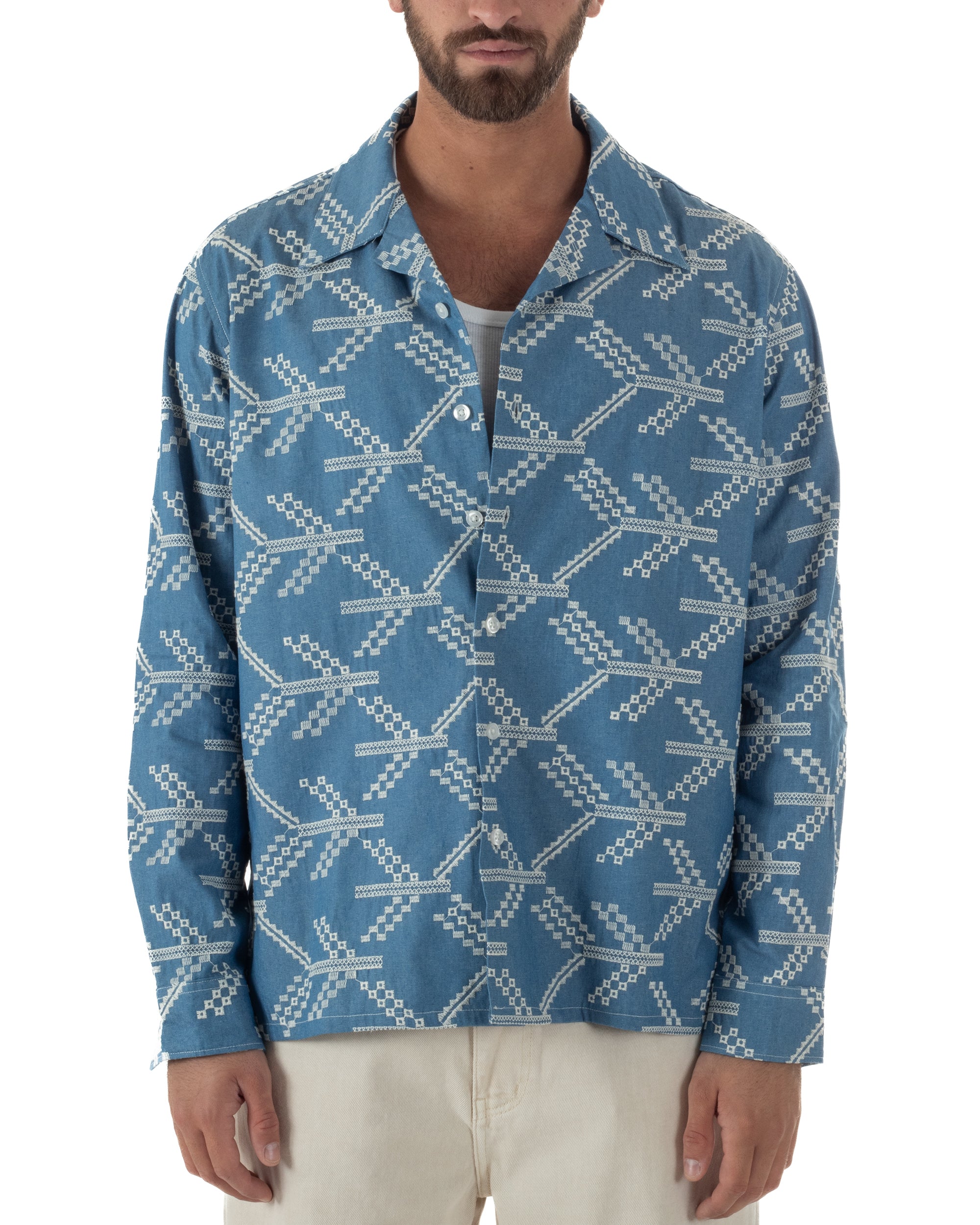 Vista completa camicia uomo denim ricami geometrici etnici allover 100% cotone