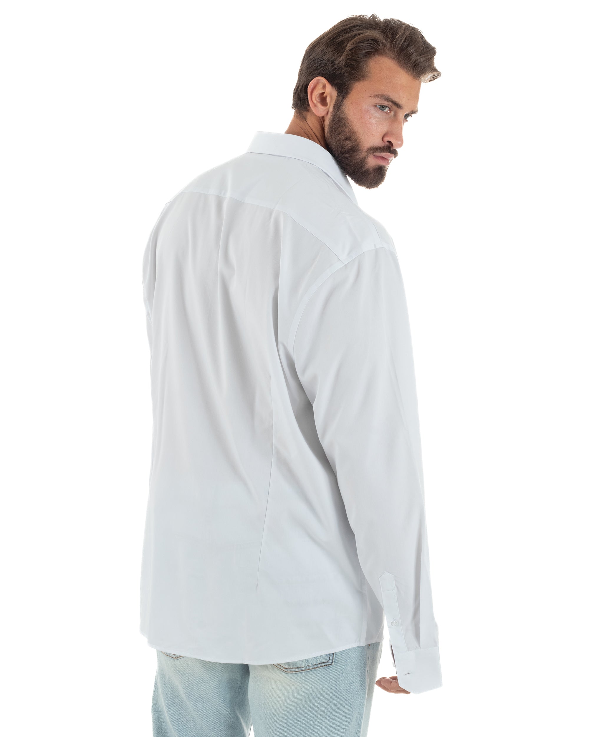 Vista posteriore camicia uomo bianco oversize loose fit spalle dropped maniche lunghe