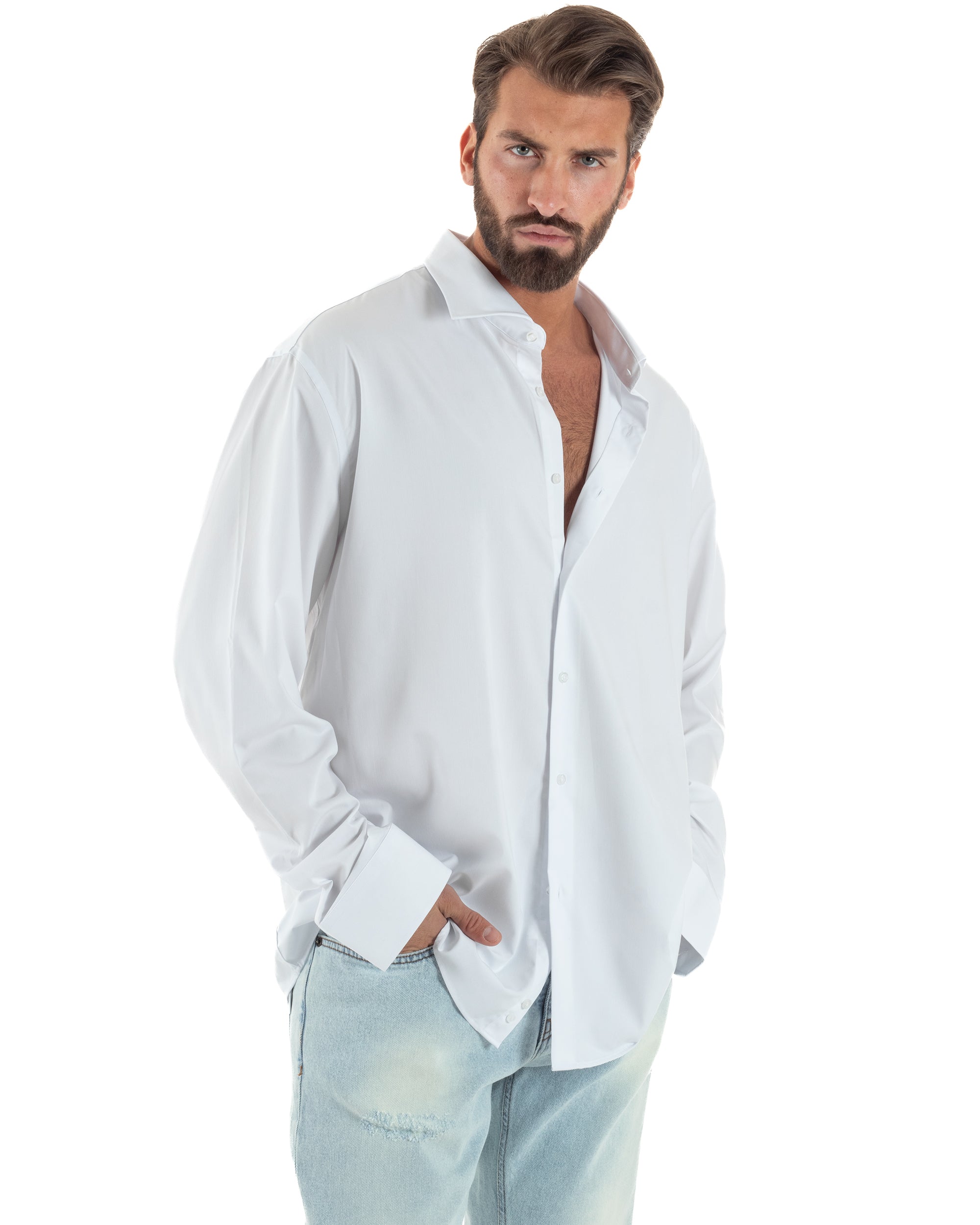Dettaglio texture tessuto fluido cotone bamboo camicia bianco oversize uomo