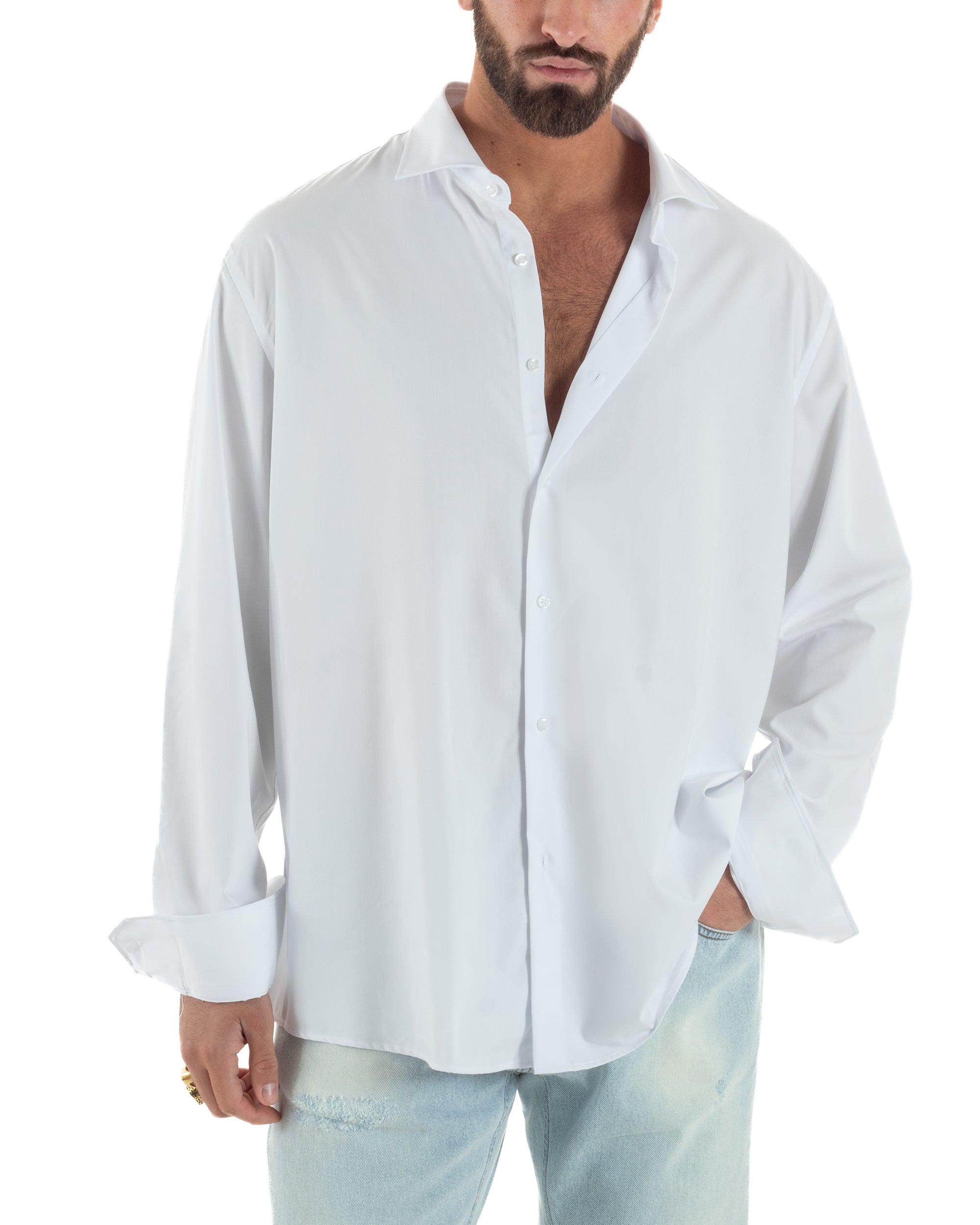 Vista frontale camicia bianco oversize loose fit colletto italiano maniche lunghe uomo