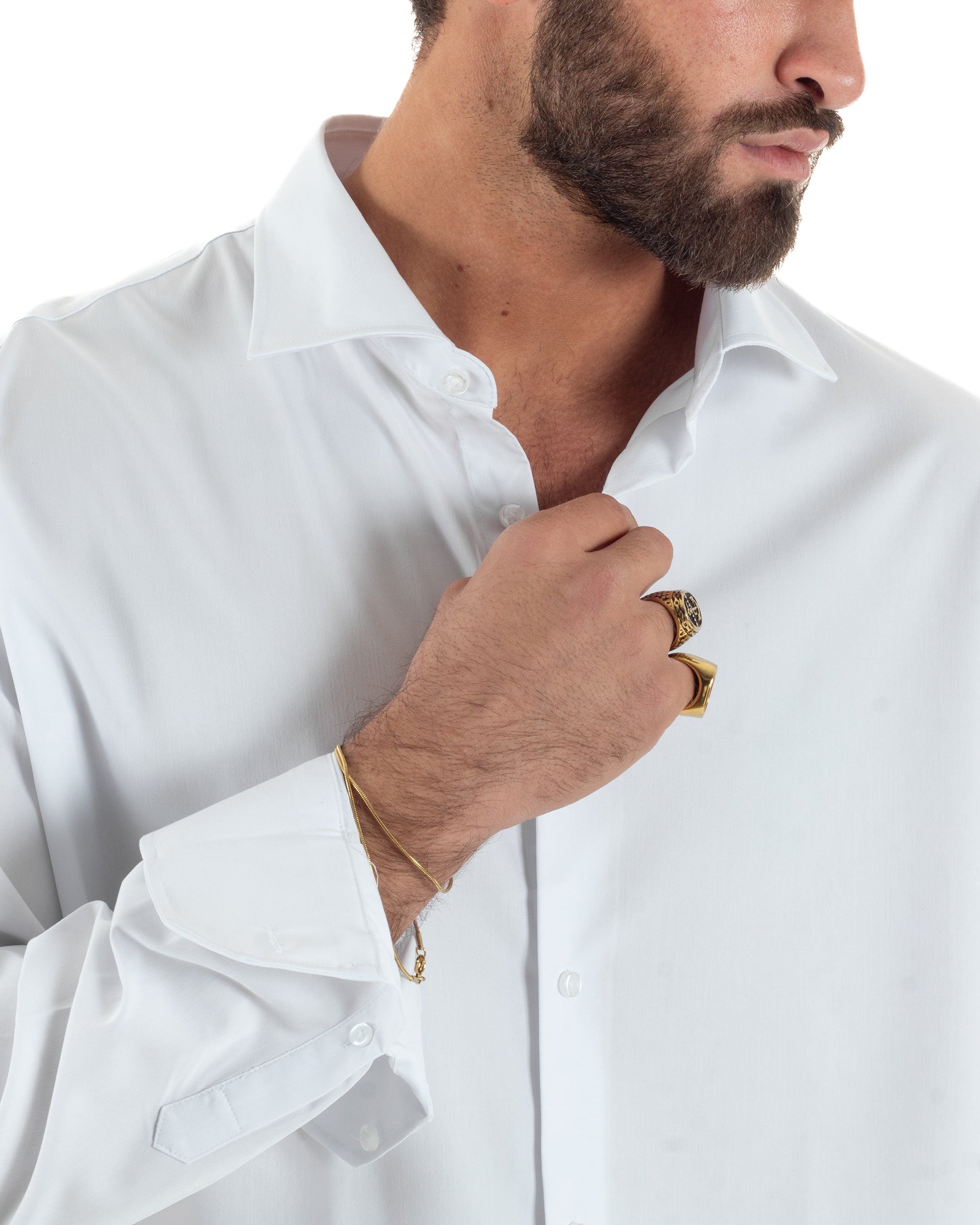 Dettaglio colletto italiano punta lunga camicia bianco oversize loose fit uomo