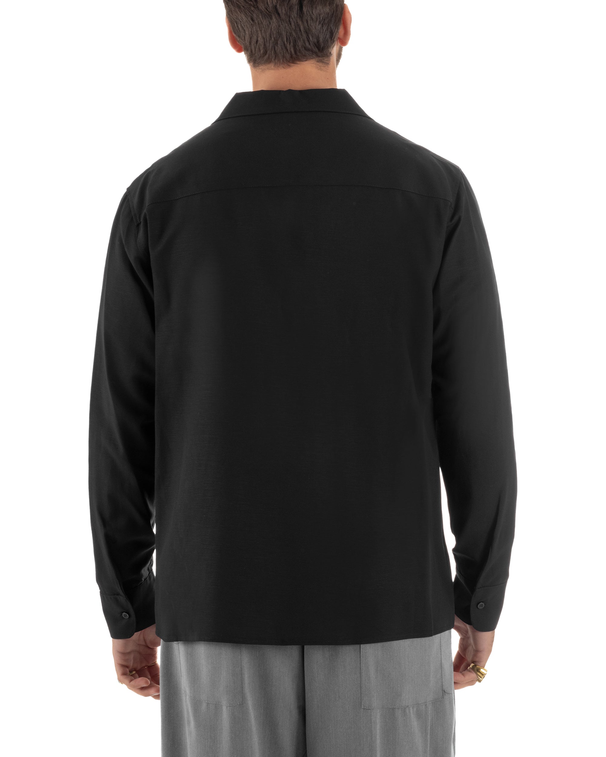 Vista posteriore camicia uomo nero oversize colletto rever relaxed fit made in Italy