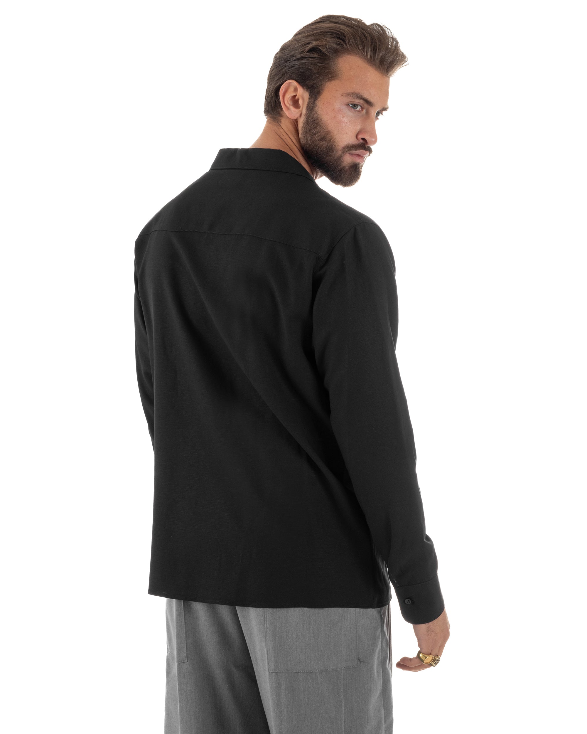 Vista laterale camicia uomo nero oversize rever aperto fluida viscosa lino Berna