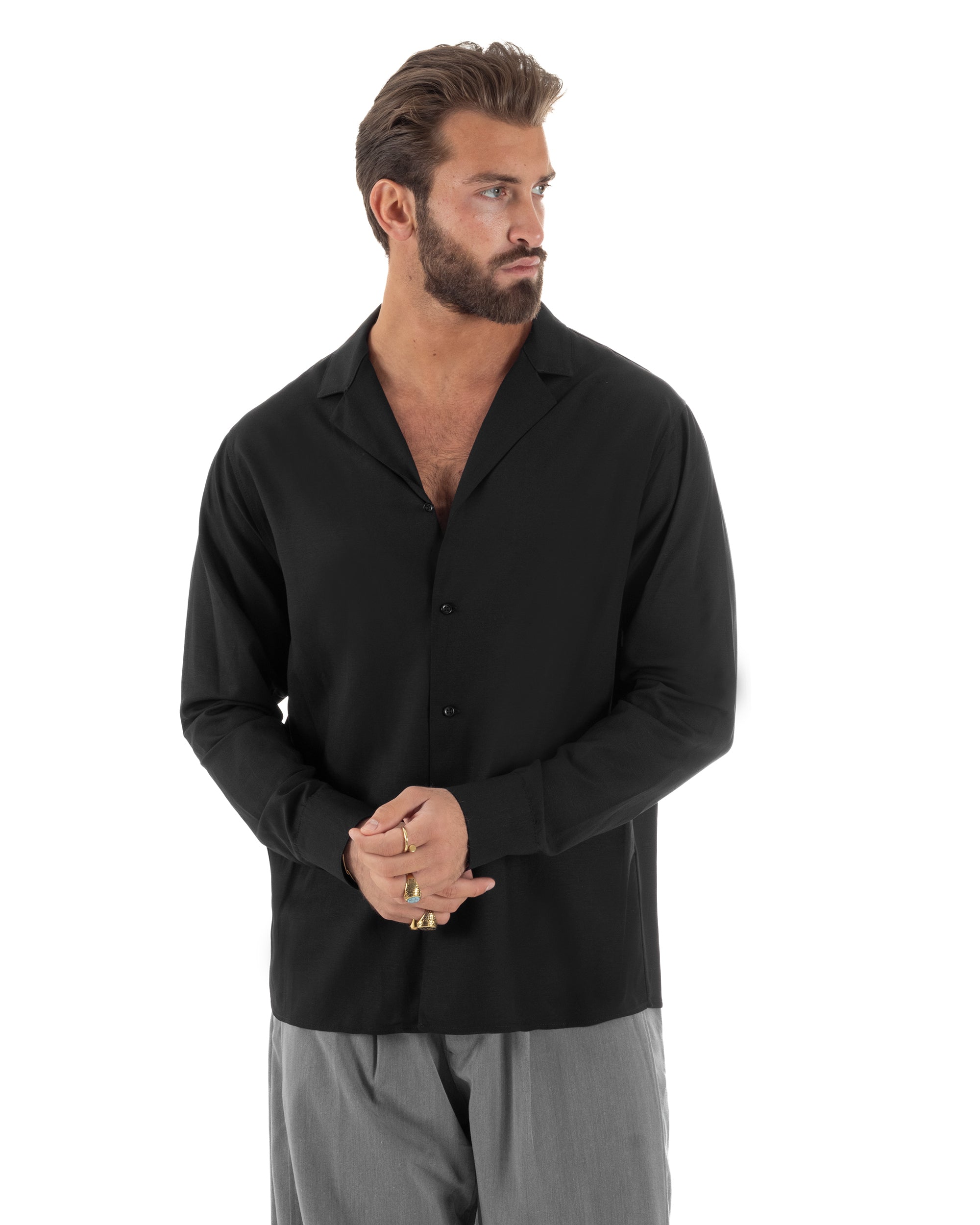 Camicia nera uomo aperta su t-shirt oversize rever viscosa lino casual chic