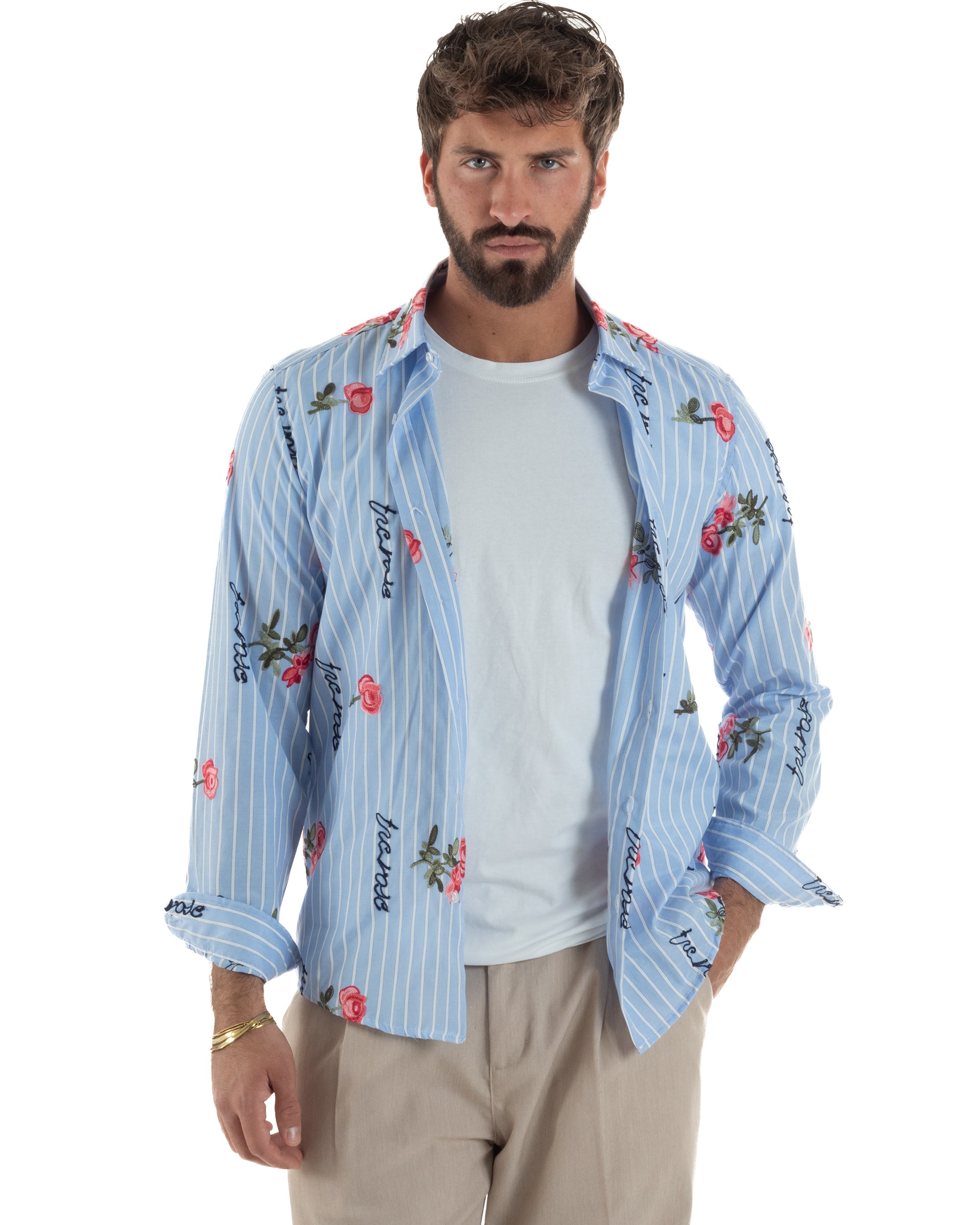 Vista frontale camicia celeste rigata uomo rose ricamate all-over scritta The Roses corsiva