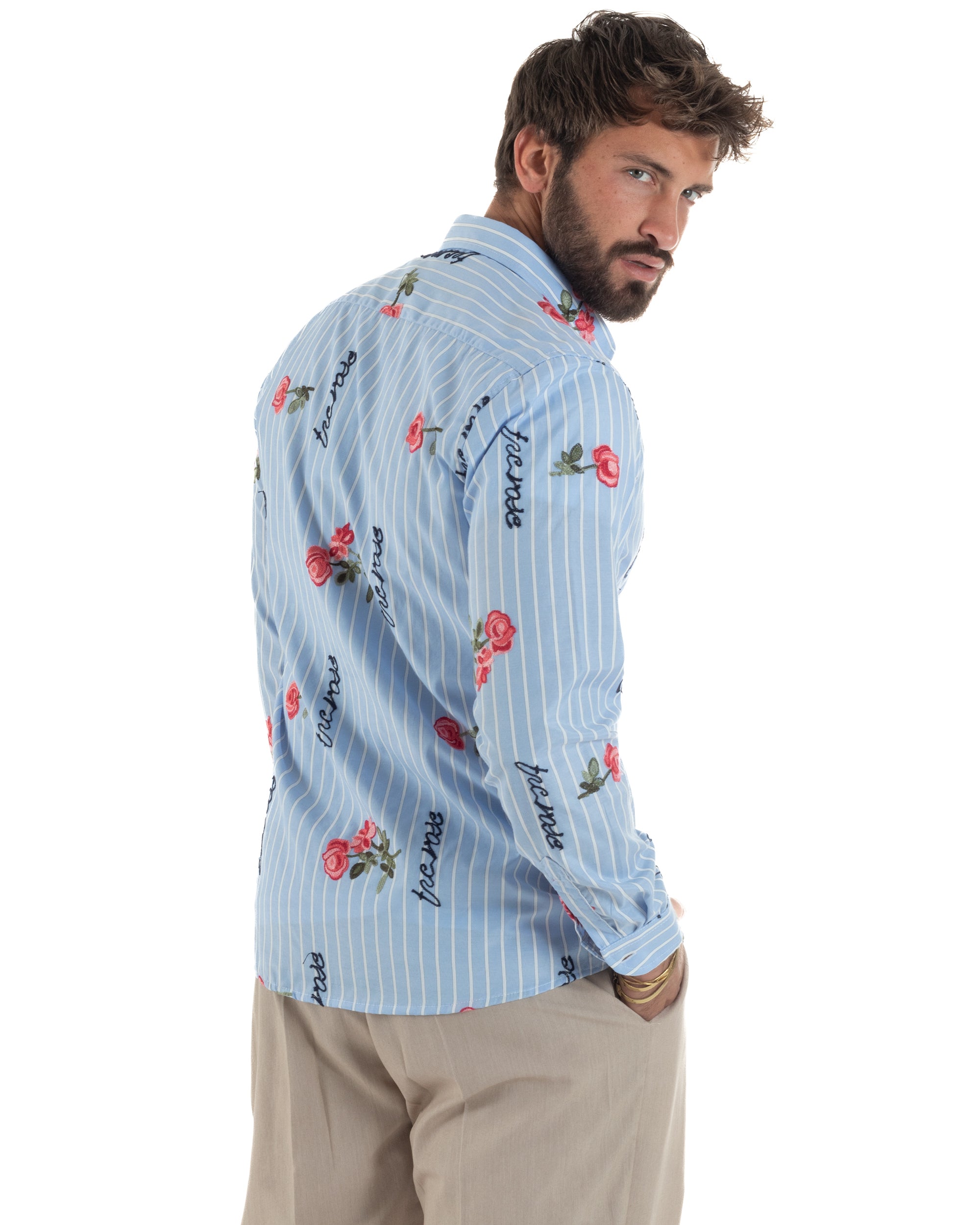Vista posteriore camicia uomo celeste rigata rose ricamate all-over made in Italy