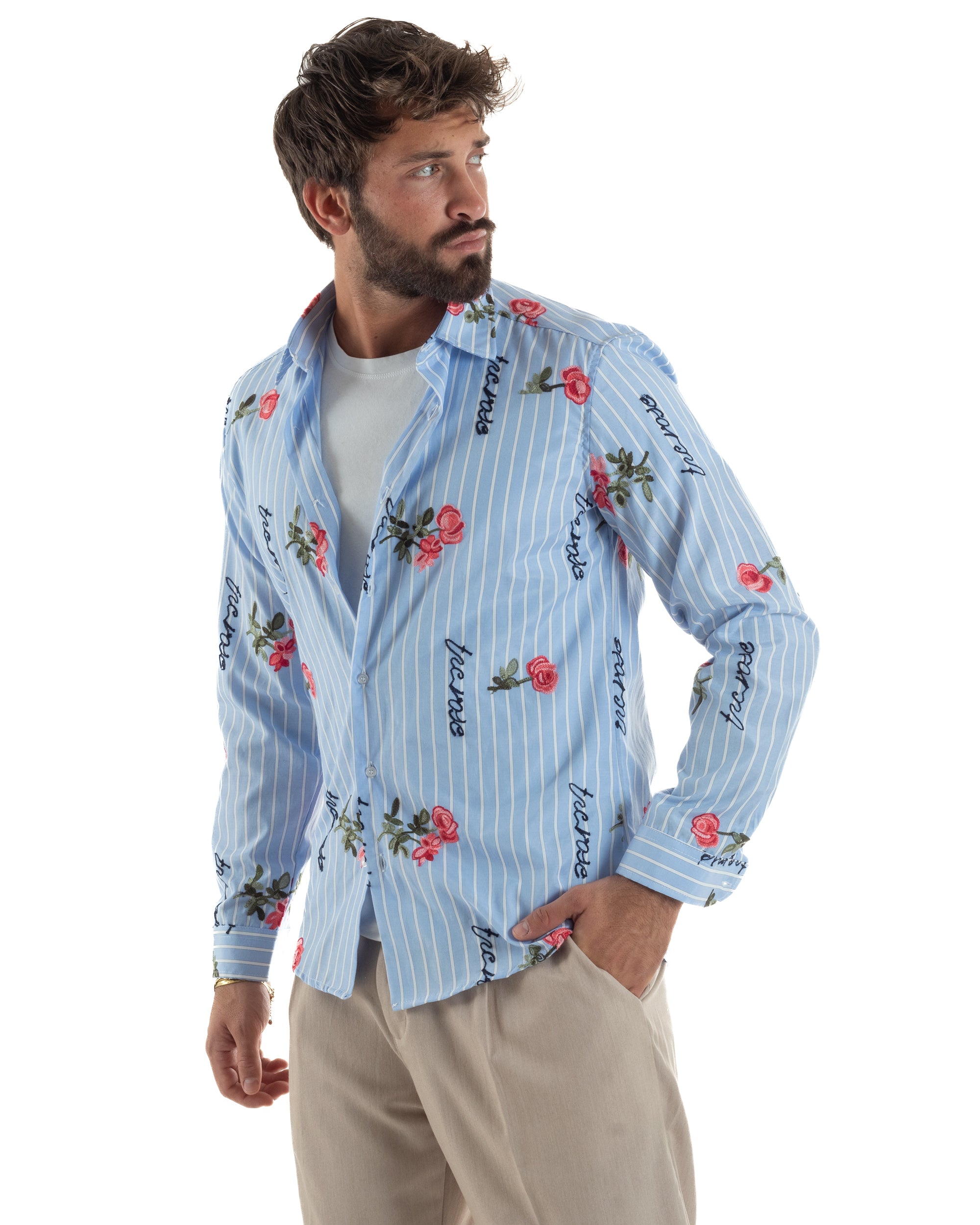 Vista laterale camicia uomo unisex celeste rigata ricami rose petali foglie regular fit