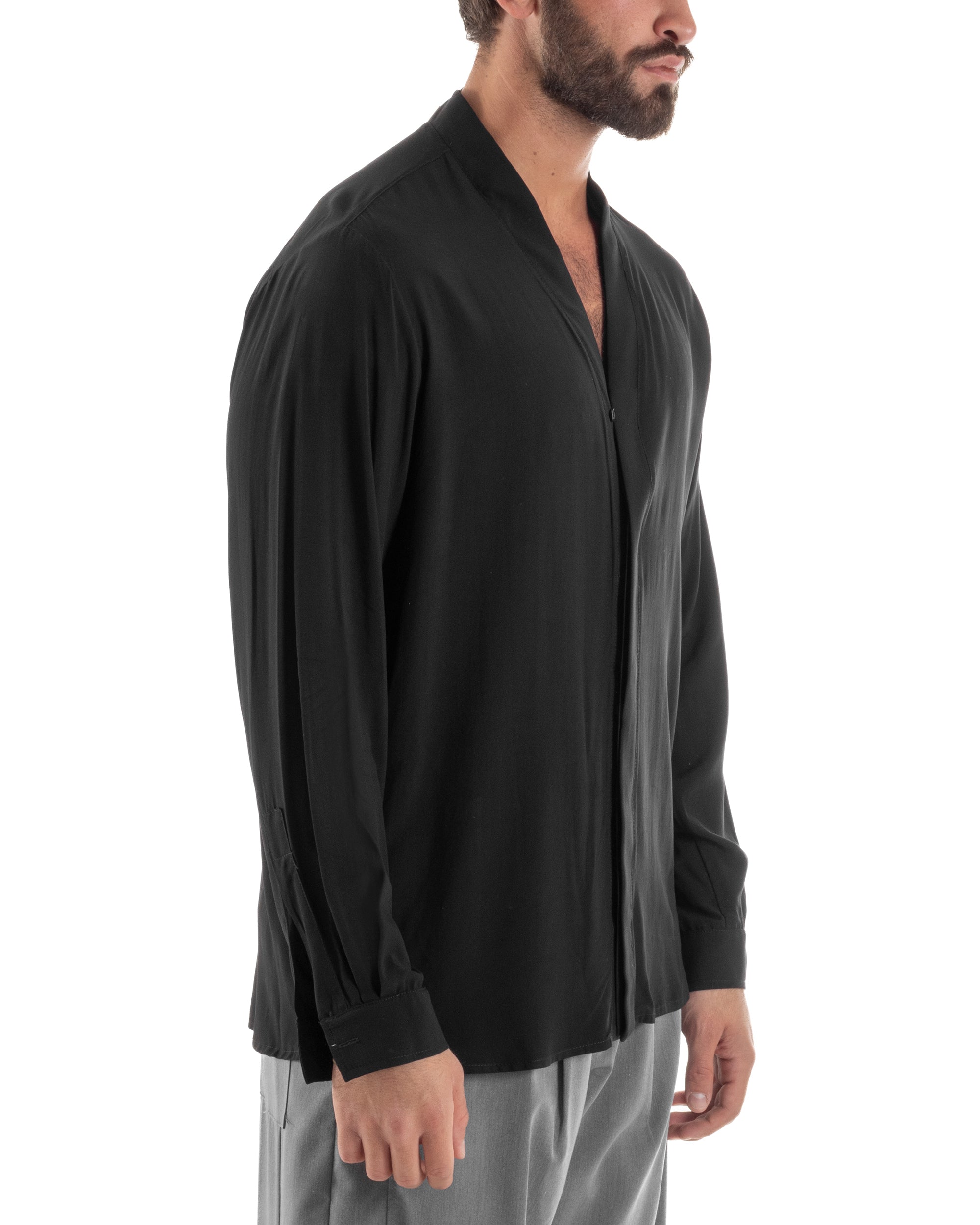 Vista laterale camicia uomo nero relaxed fit viscosa fluida scivolosa spacco laterale