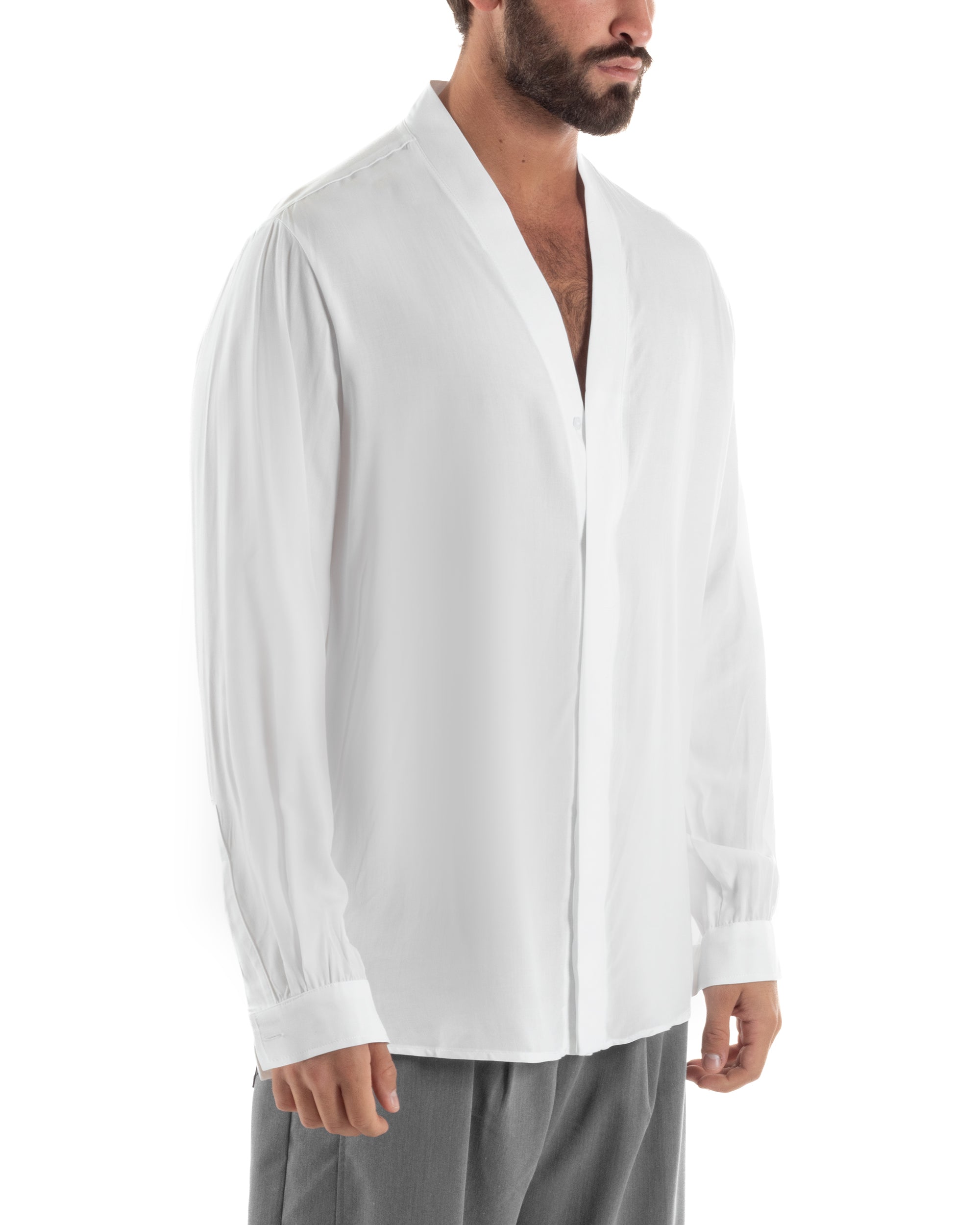 Vista completa camicia uomo bianco relaxed scollo v 100% viscosa made in Italy smart casual