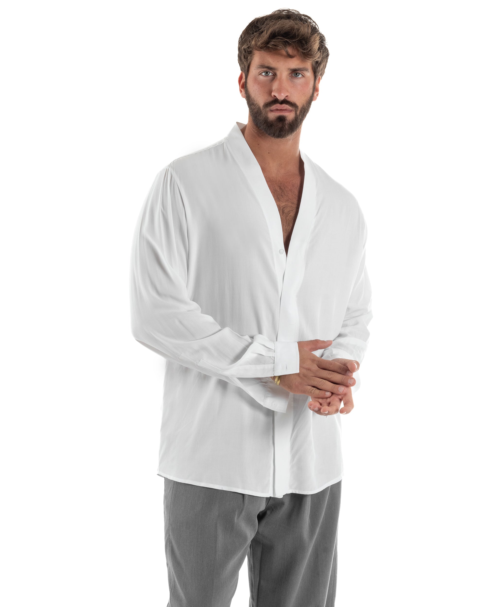 Dettaglio polsino bottone singolo fondo arrotondato camicia bianco relaxed viscosa uomo