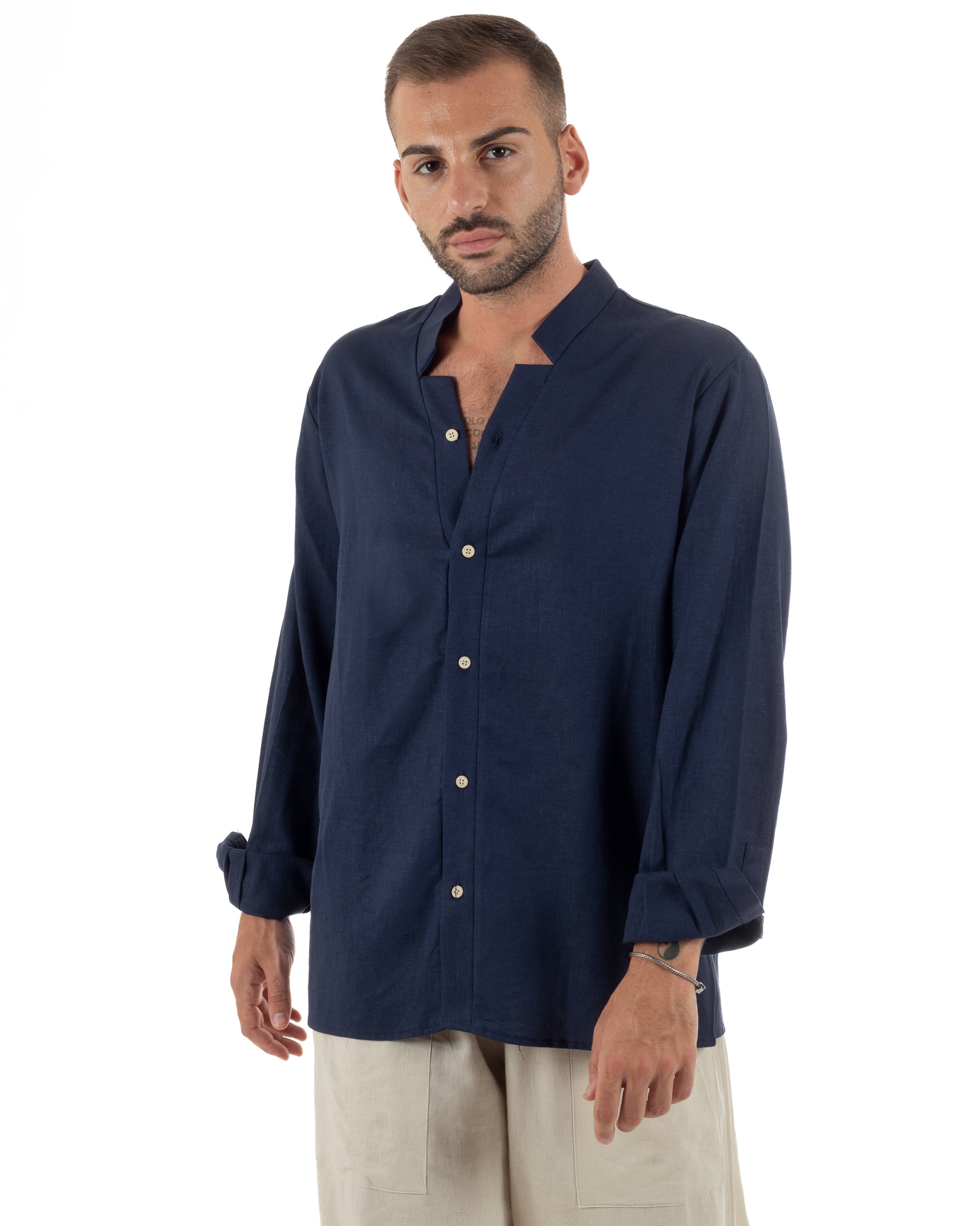 Camicia uomo in lino scollo v leggera blu GIOSAL-C3101A