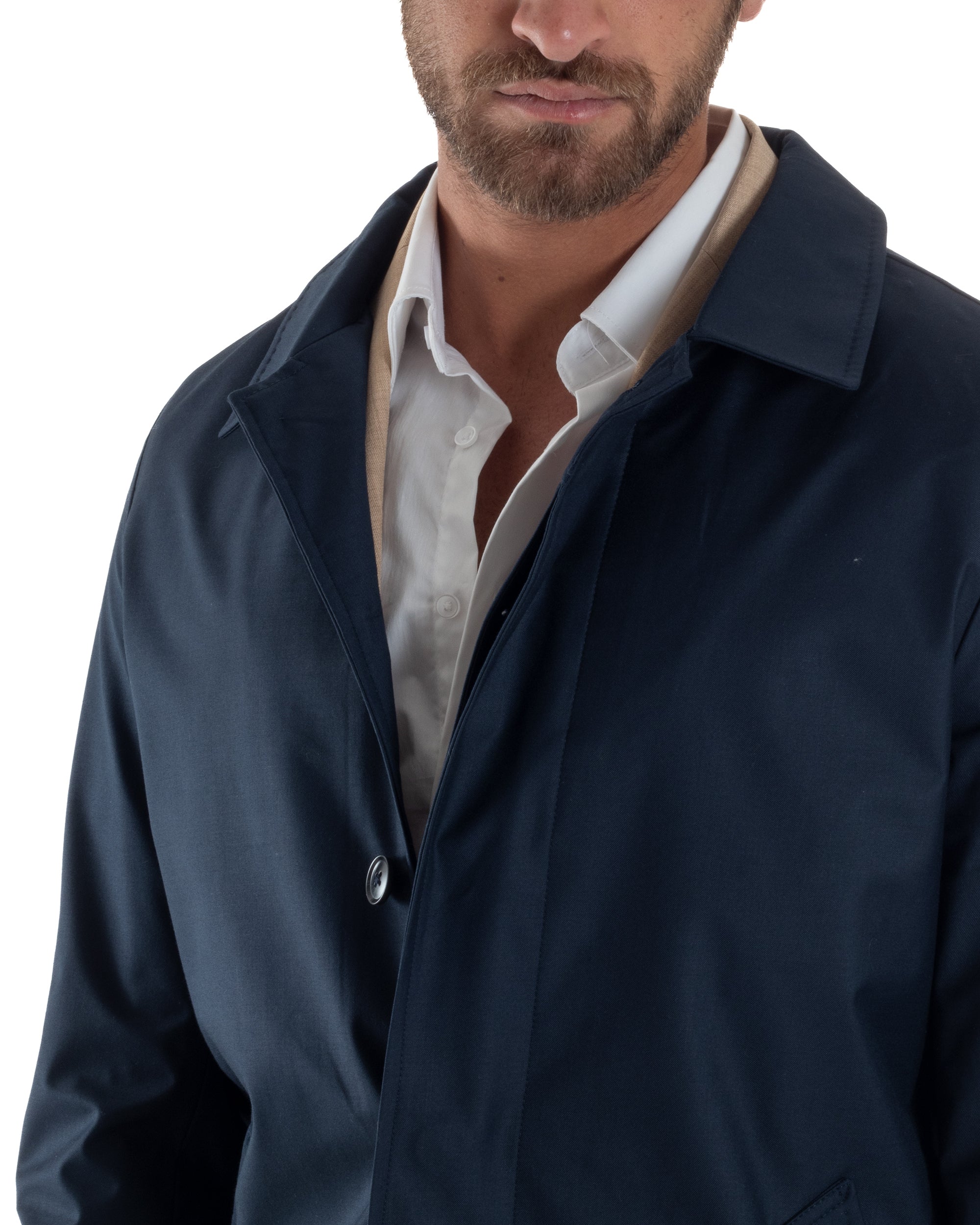 Dettaglio colletto trench blu uomo giacca impermeabile tessuto tecnico